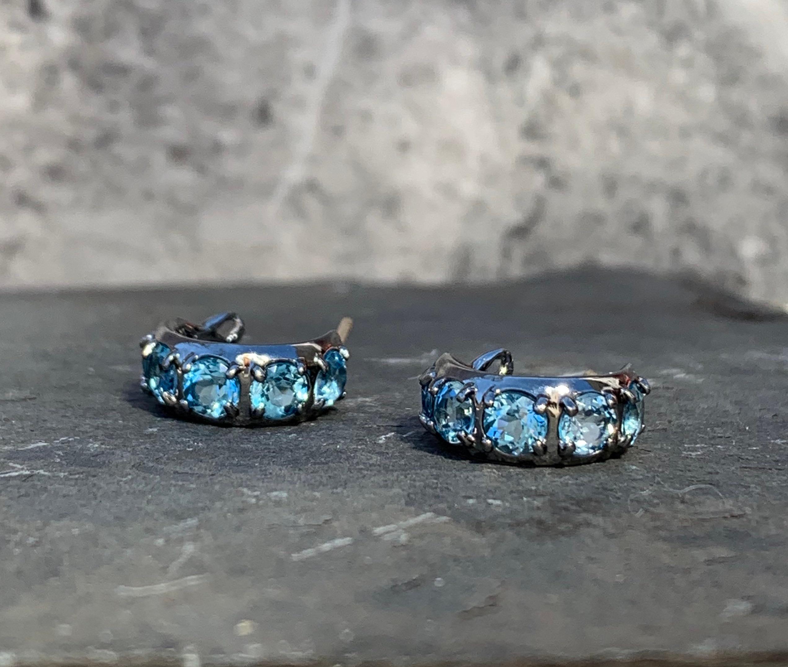 Sterling Silver Huggie Hoop Earrings with Blue Topaz In New Condition For Sale In Weehawken, NJ