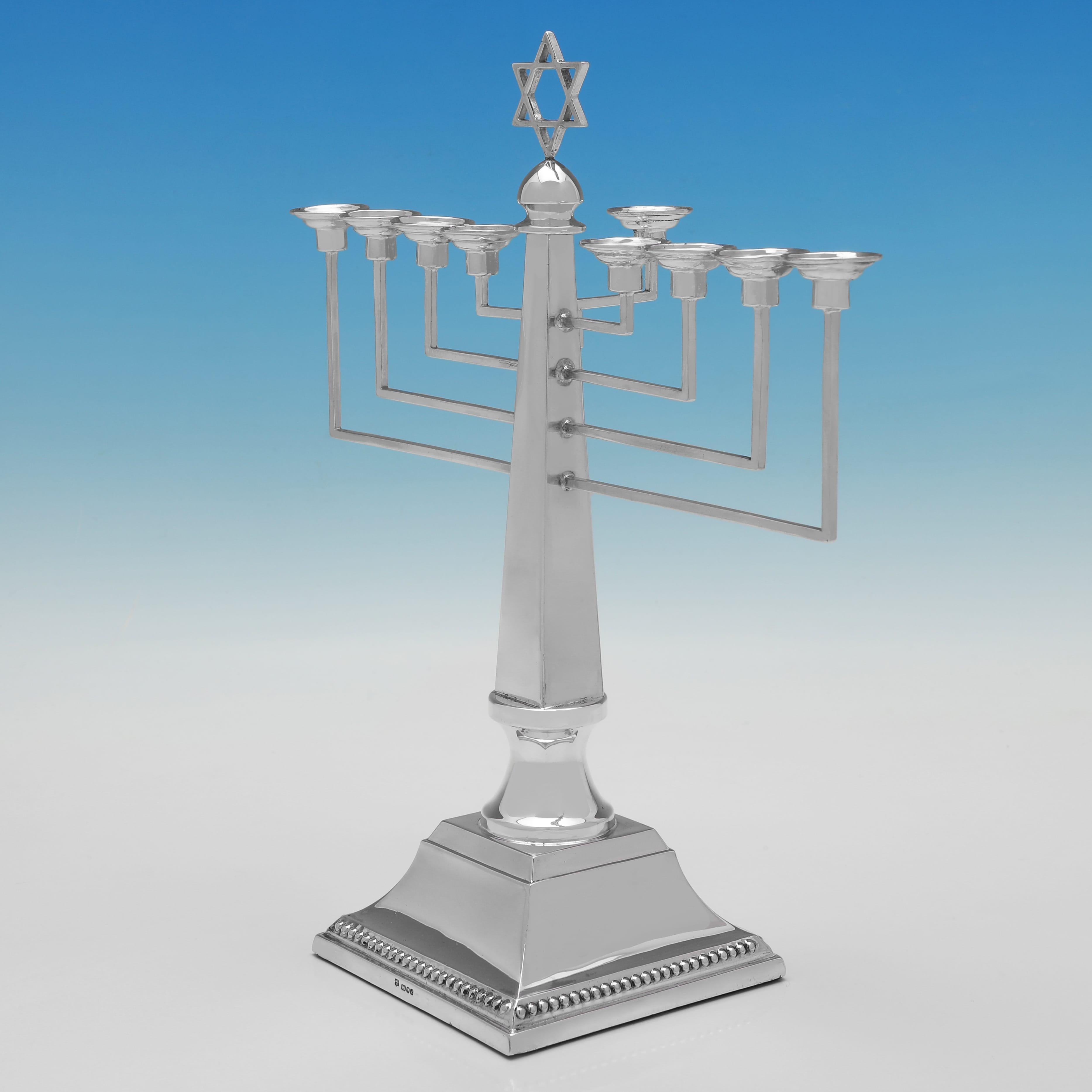 Marchiata a Londra nel 1985 da Sterling Silverware Ltd., questa Menorah in argento del periodo di Elisabetta II ha una forma tradizionale, con un bordo di perline intorno alla base. La menorah misura 9,5