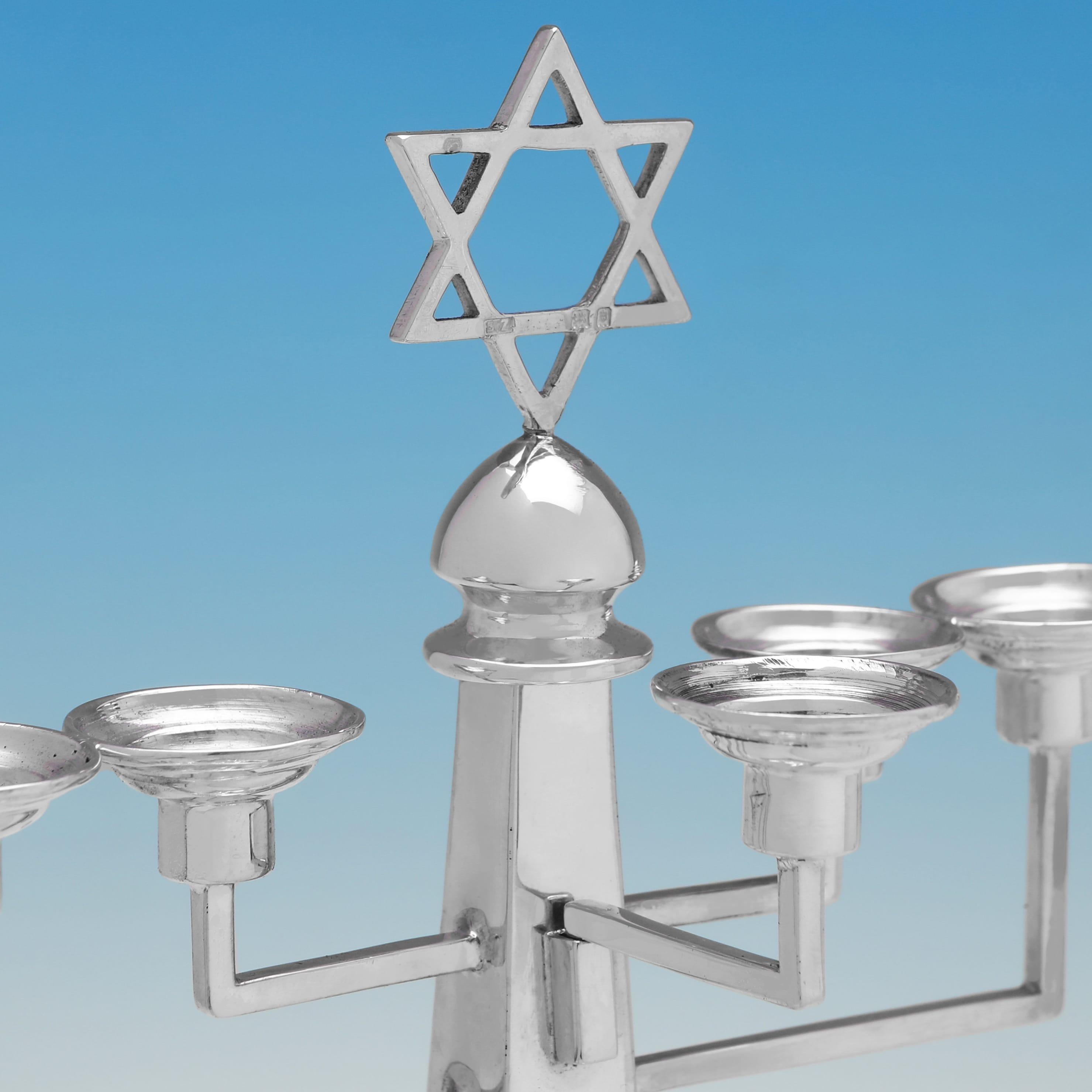 Inglese Hanukkiah in argento sterling realizzata a Londra nel 1985 da David Shaw Silverware Ltd.. in vendita
