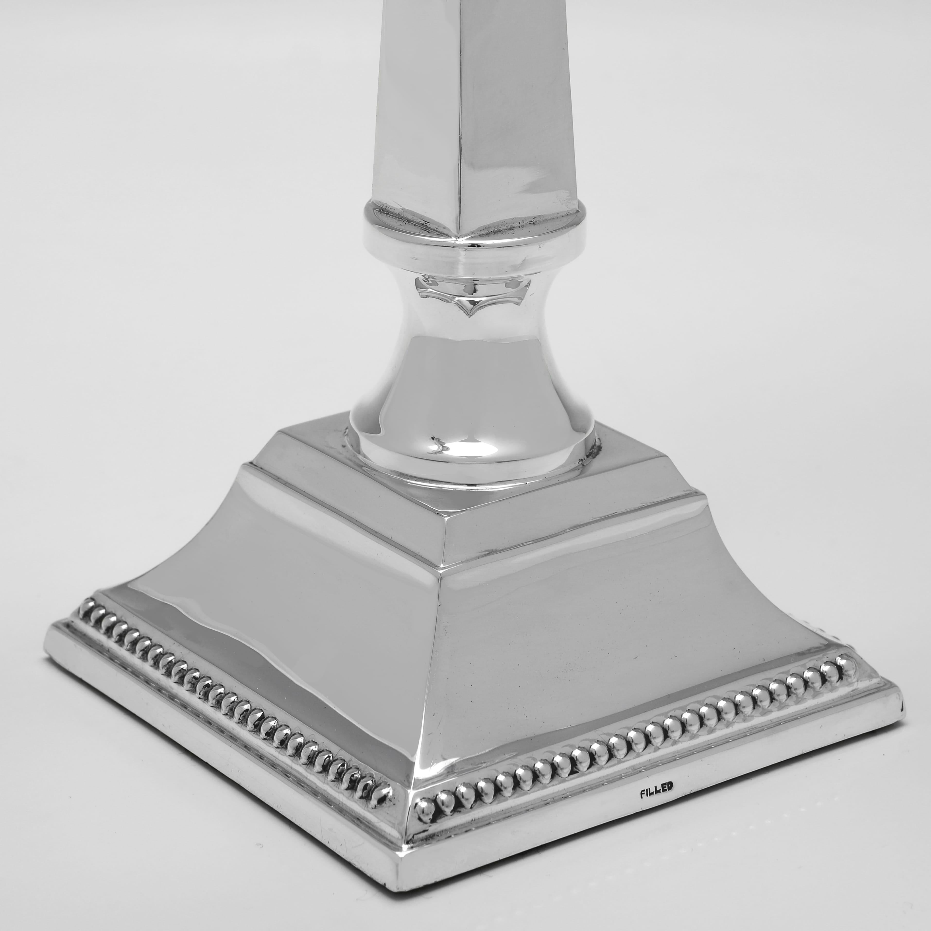 Hanukkiah in argento sterling realizzata a Londra nel 1985 da David Shaw Silverware Ltd.. In condizioni buone in vendita a London, London