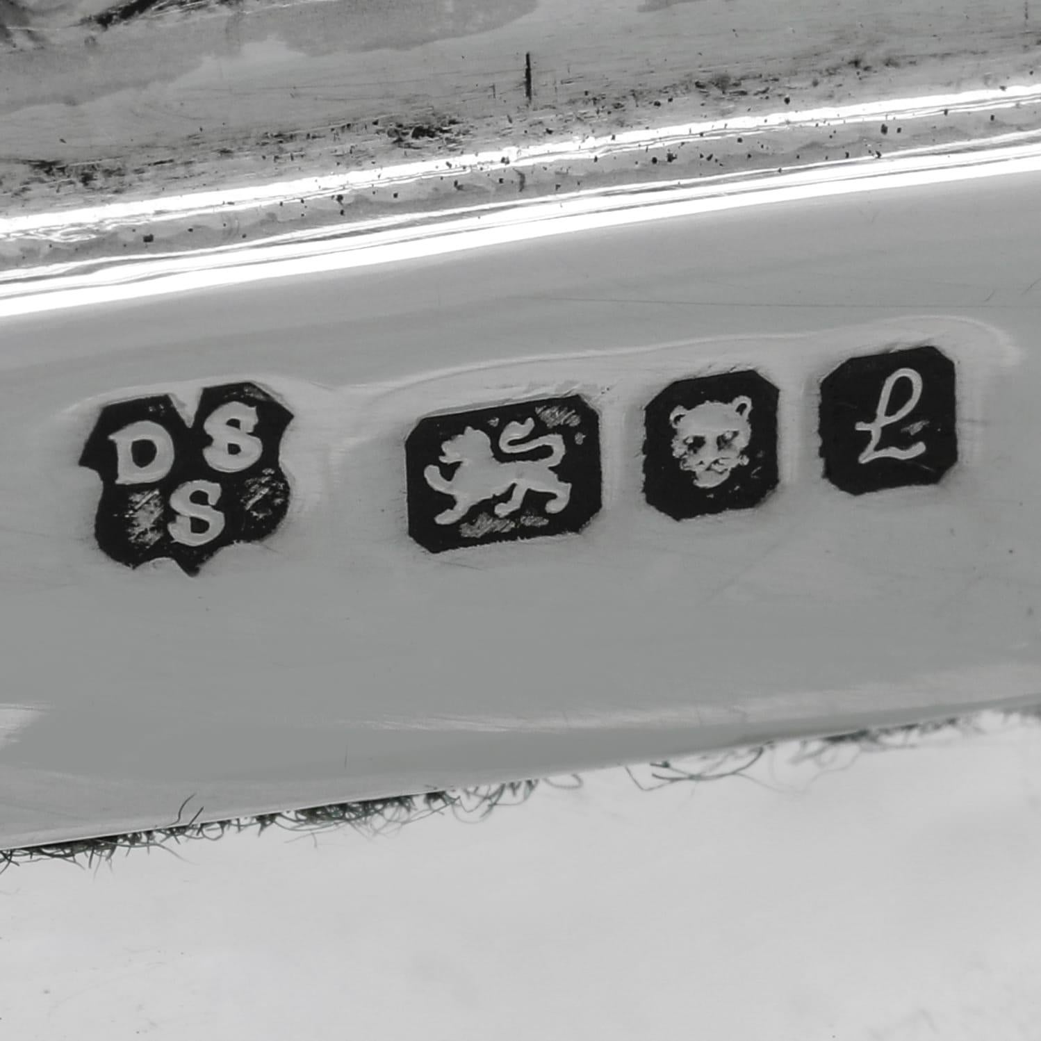 Fine XX secolo Hanukkiah in argento sterling realizzata a Londra nel 1985 da David Shaw Silverware Ltd.. in vendita