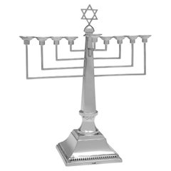 Hanukkiah in argento sterling realizzata a Londra nel 1985 da David Shaw Silverware Ltd..