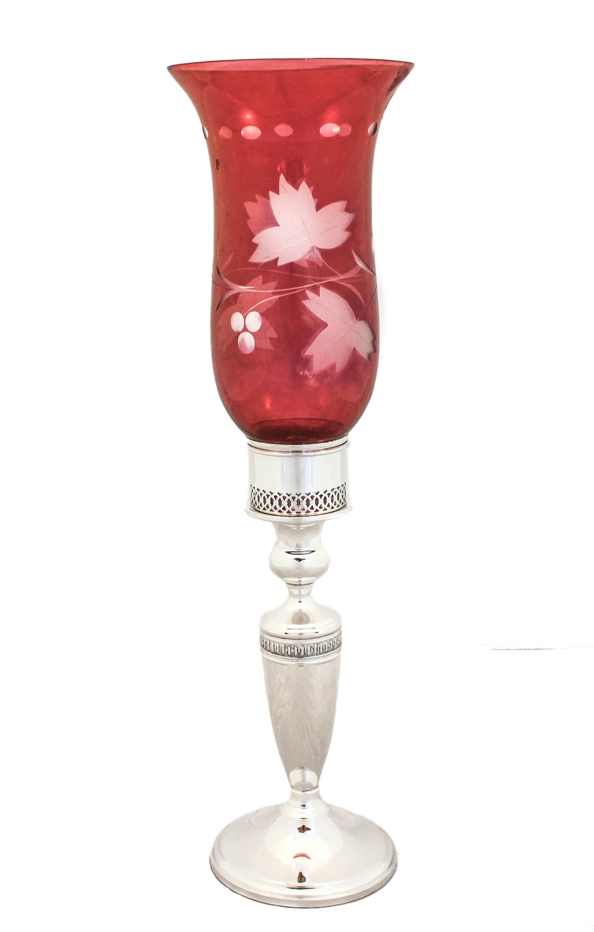 Nous sommes ravis de vous proposer cette paire de chandeliers en argent sterling avec lampes-tempête en verre rouge. Quelle façon magnifique et unique d'habiller votre table de Noël ! Le verre est amovible et vous pouvez utiliser les chandeliers