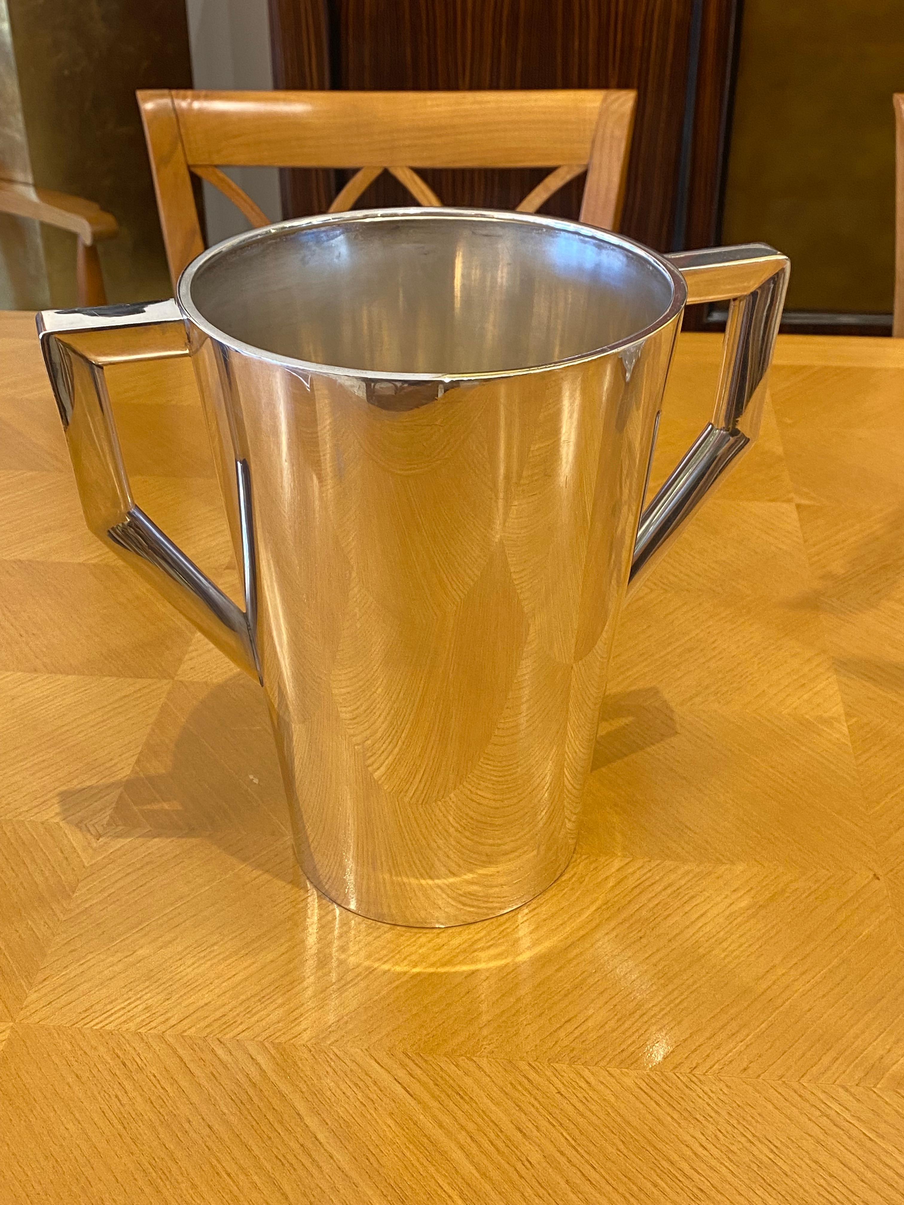 A minimalistic ice bucket in sterling silver.
Made in France.