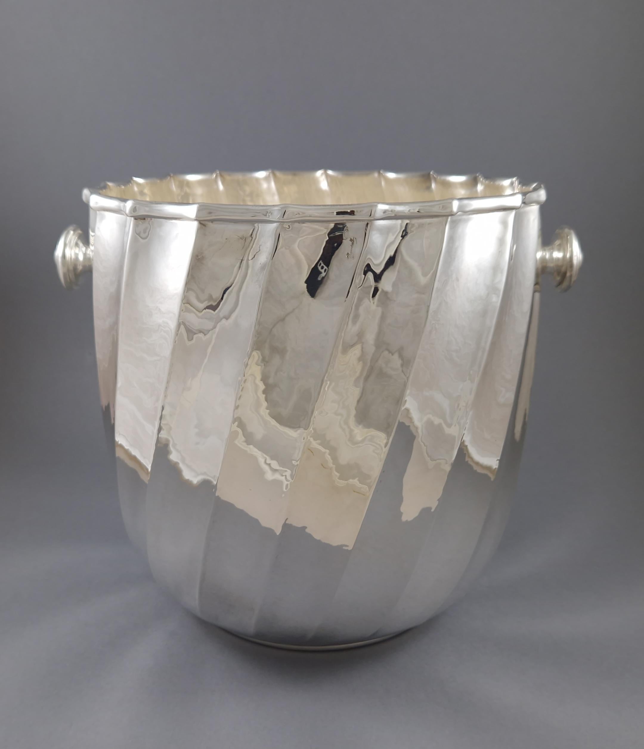 Cubitera de plata de ley
obra italiana de los años 70 
Sello de plata 800 
1072 gramos 
