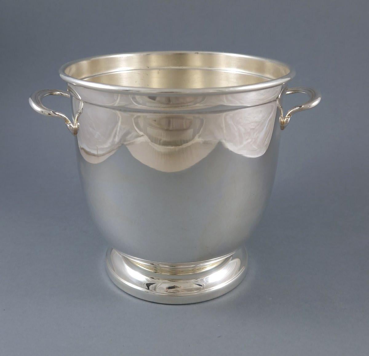 Sterling silver ice bucket
Italian work circa 1970
Silver hallmark 800
Height: 12.8 cm
Diameter: 13 cm
Weight: 301 grams