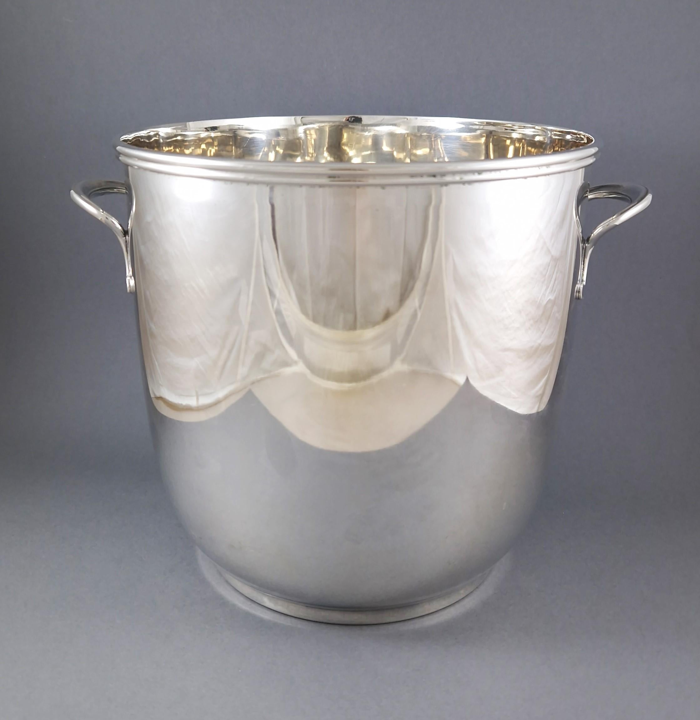 Cubo para champán de plata de ley
Obra italiana de los años 70
Sello de plata 800
Peso: 1.034 gramos