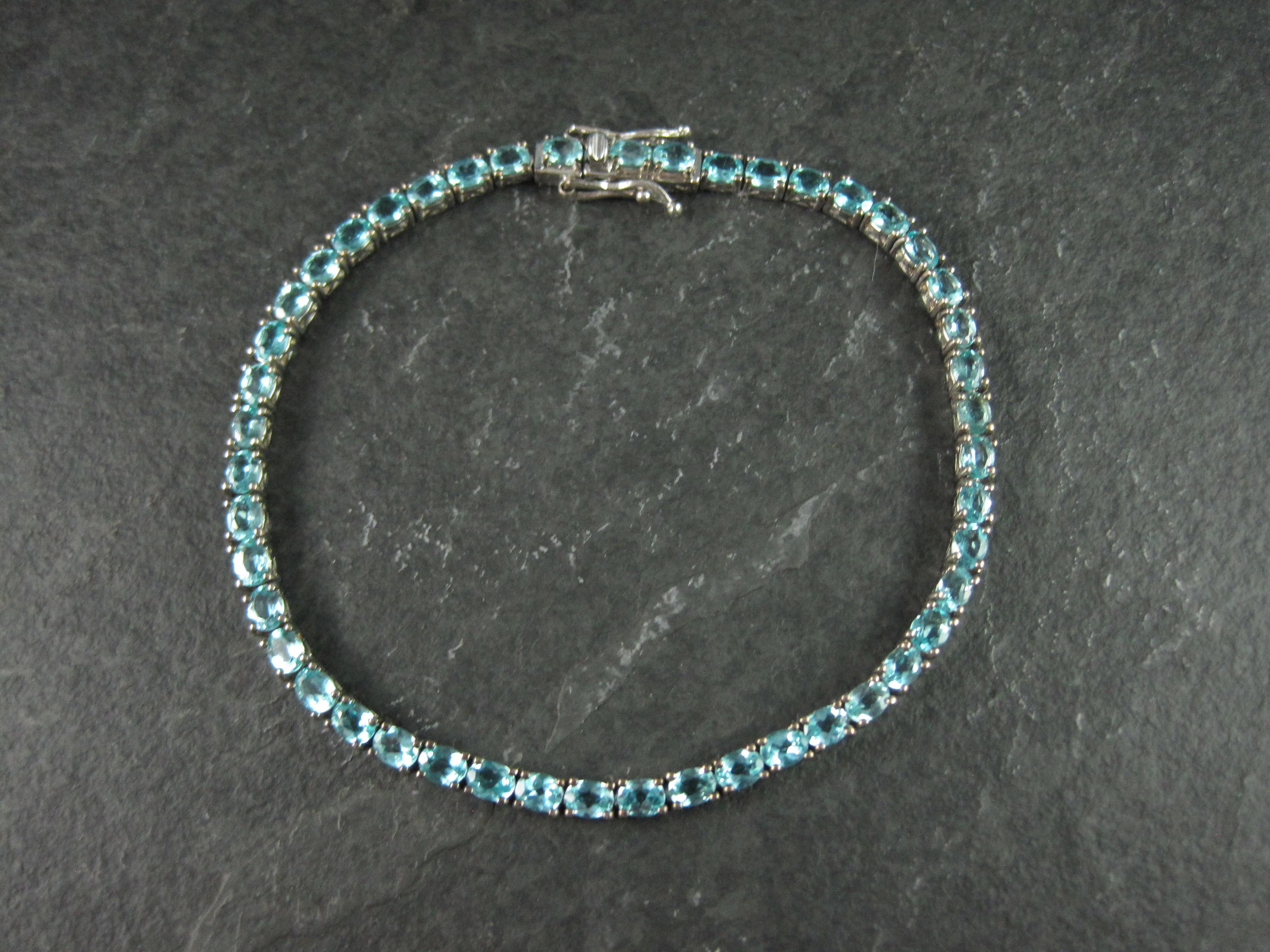 Este precioso brazalete de tenis es de plata de ley.
Presenta 47 gemas de turmalina azul claro de corte ovalado de 3x4 mm.
Medidas: 1/8 de pulgada de ancho, 8 pulgadas ponibles
Peso: 9.7 gramos
Marcas: 925, sello STS de Chuck Clemency
Estado: