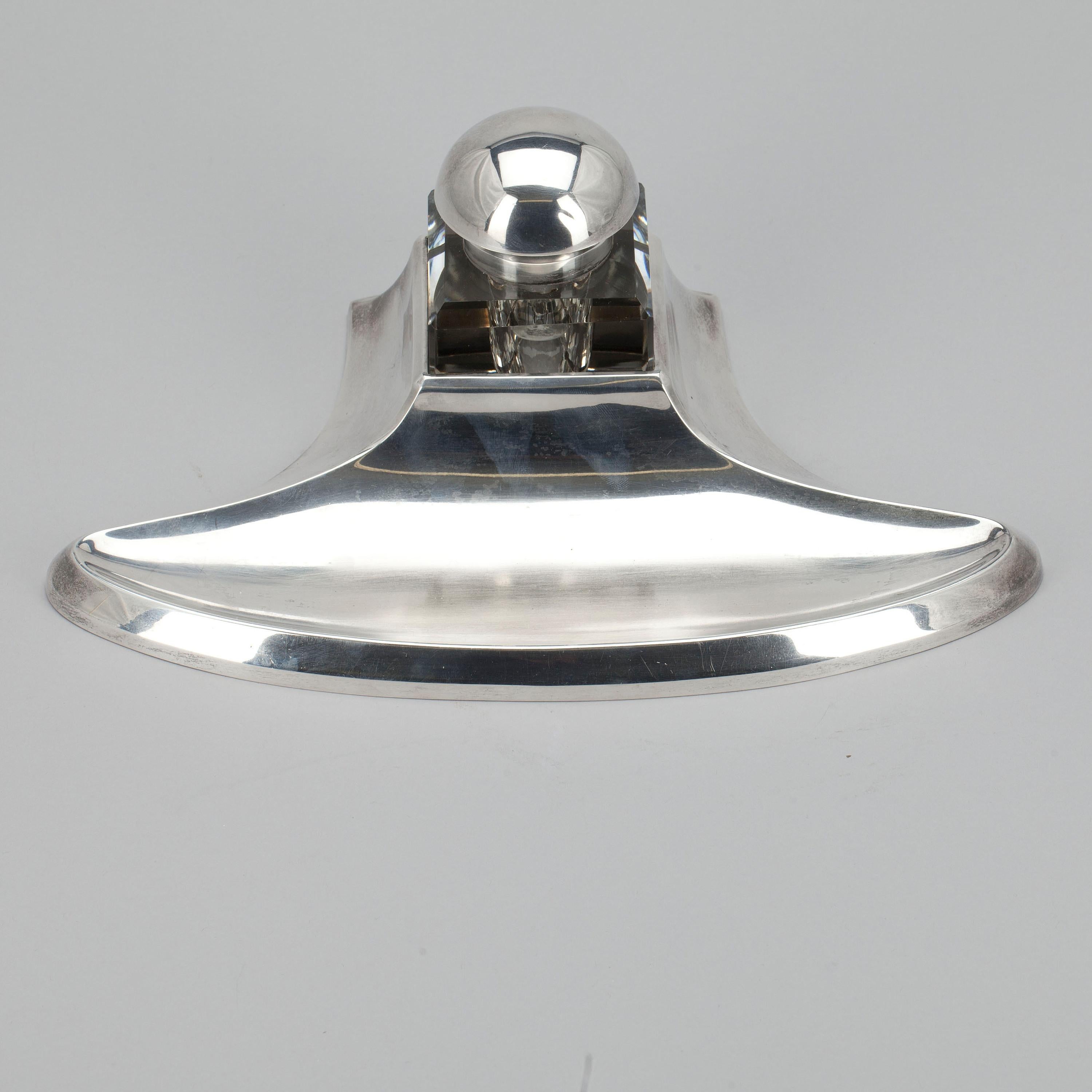 Writing stand, Sterling silver and glass, by Gösta Konstantin Helenius, Ábo Sweden 1928.
Square bottle, bevelled edges, size 6x6 cm, height tot. 9 cm. Weight of the set 200,4 g
A bump on the lid, Chips in the glass insert. Minor wear and tear.