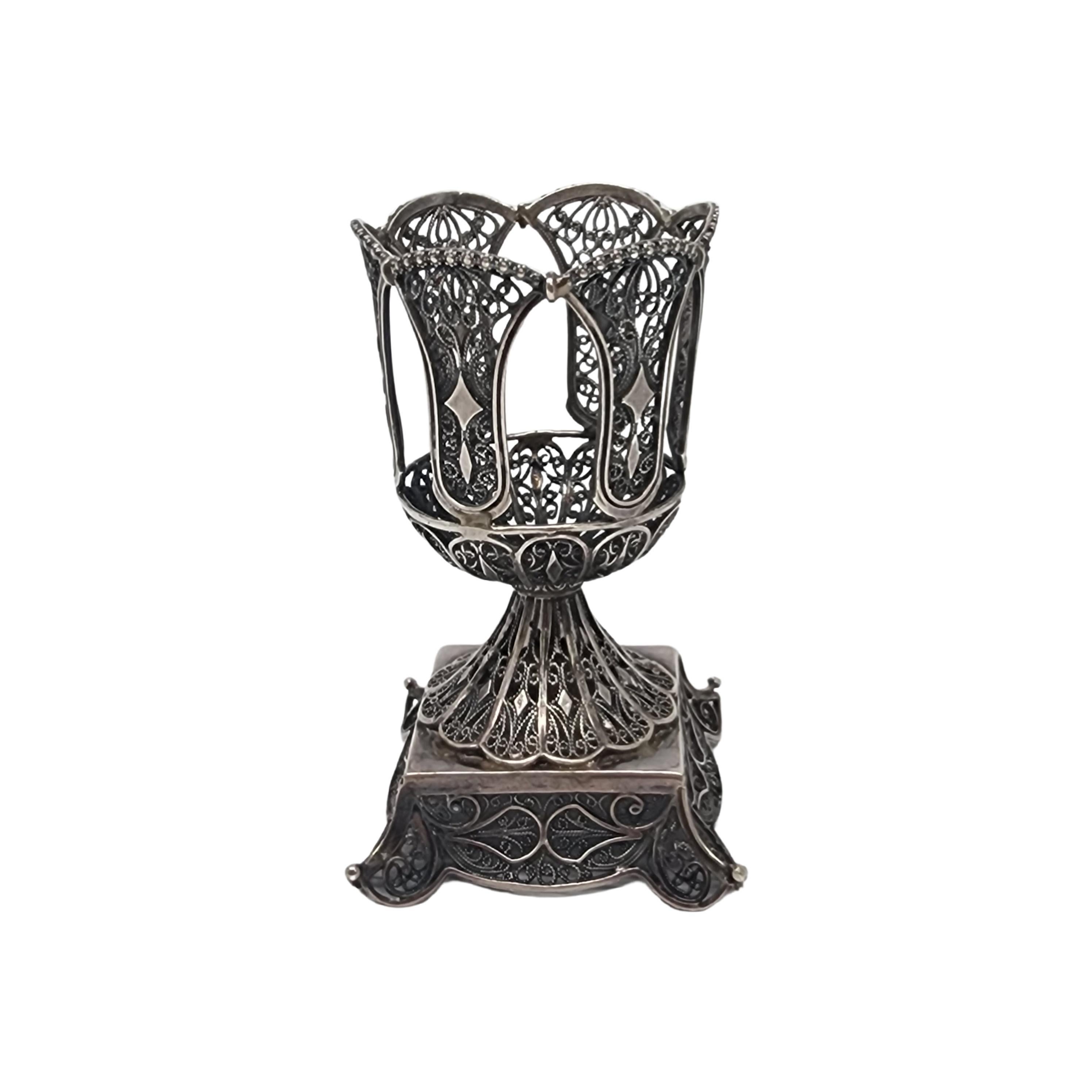 Filigraner Havadalah-Kerzenhalter aus Sterlingsilber, hergestellt in Israel.

Dieser schöne Kerzenhalter ist mit filigranen Mustern verziert.

Maße ca. 4 3/8