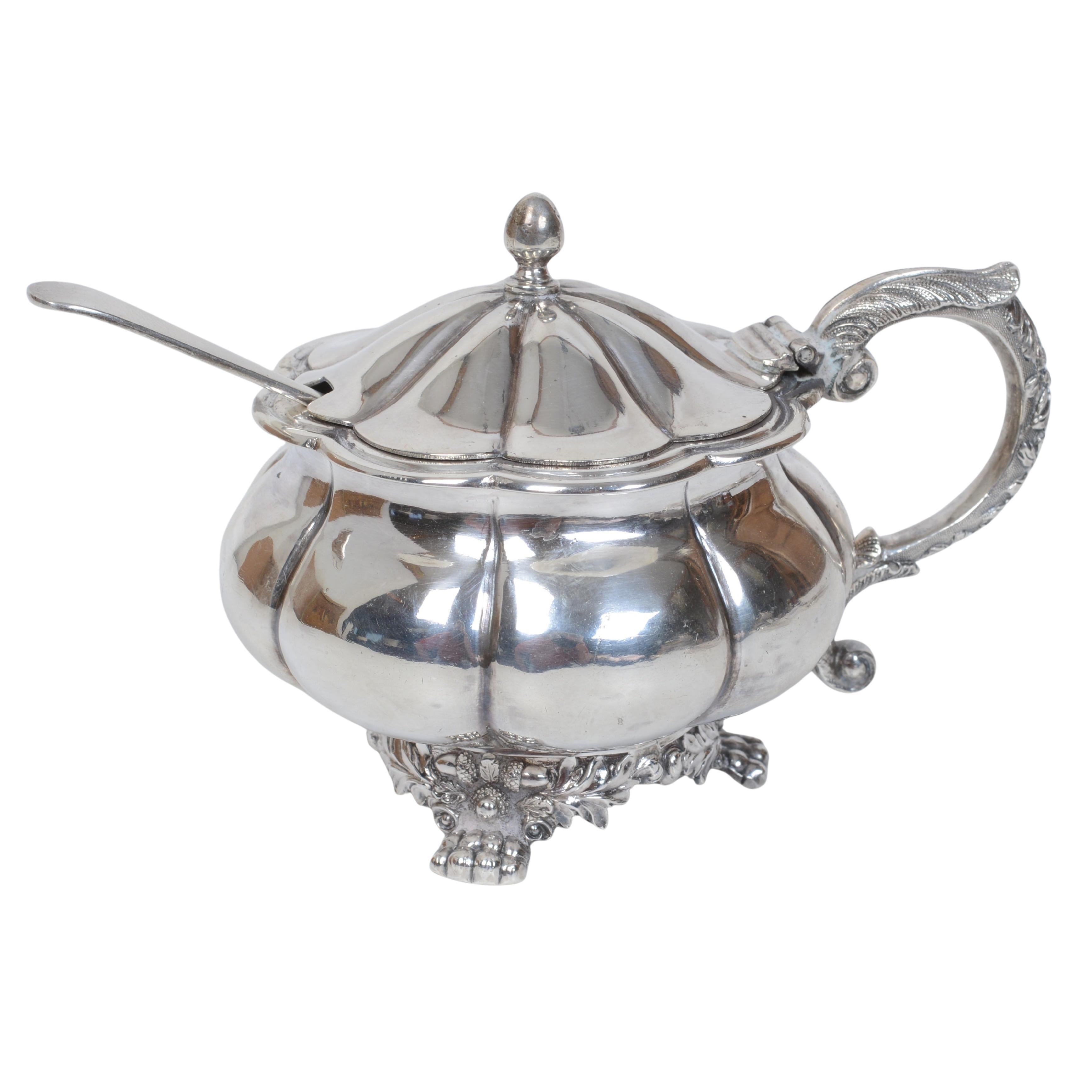 Pot à confiture ou à moutarde en argent sterling avec revêtement d'origine bleu cobalt par Thomas COX Savory, 1828/29. Le pot est doté d'un couvercle à charnière, de 8 côtés lobés et d'une doublure lobée en cobalt, soufflée à la main et adaptée à la