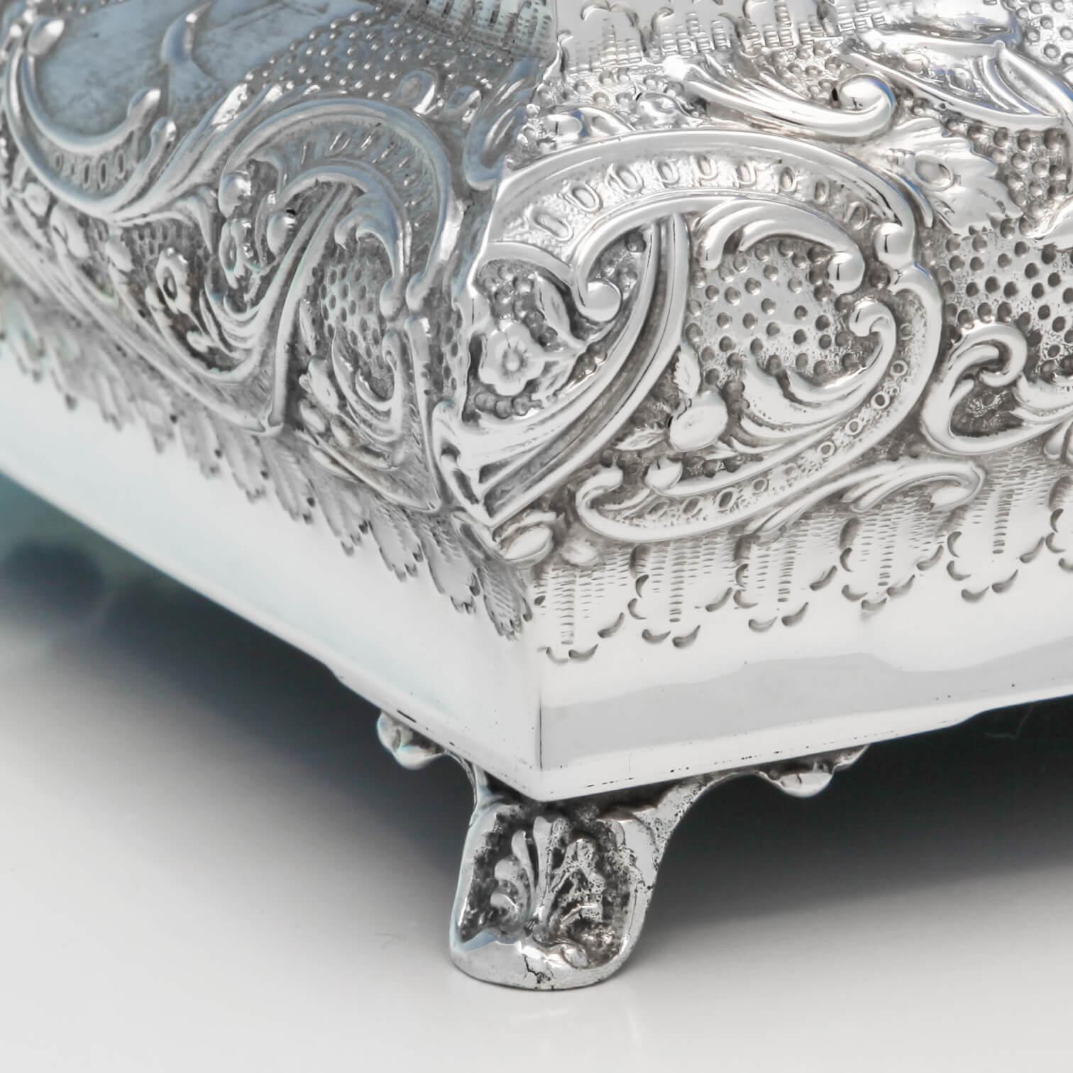 Large Antique Art Nouveau Period Sterling Silver Jewellery Box from 1902  In Good Condition In London, London