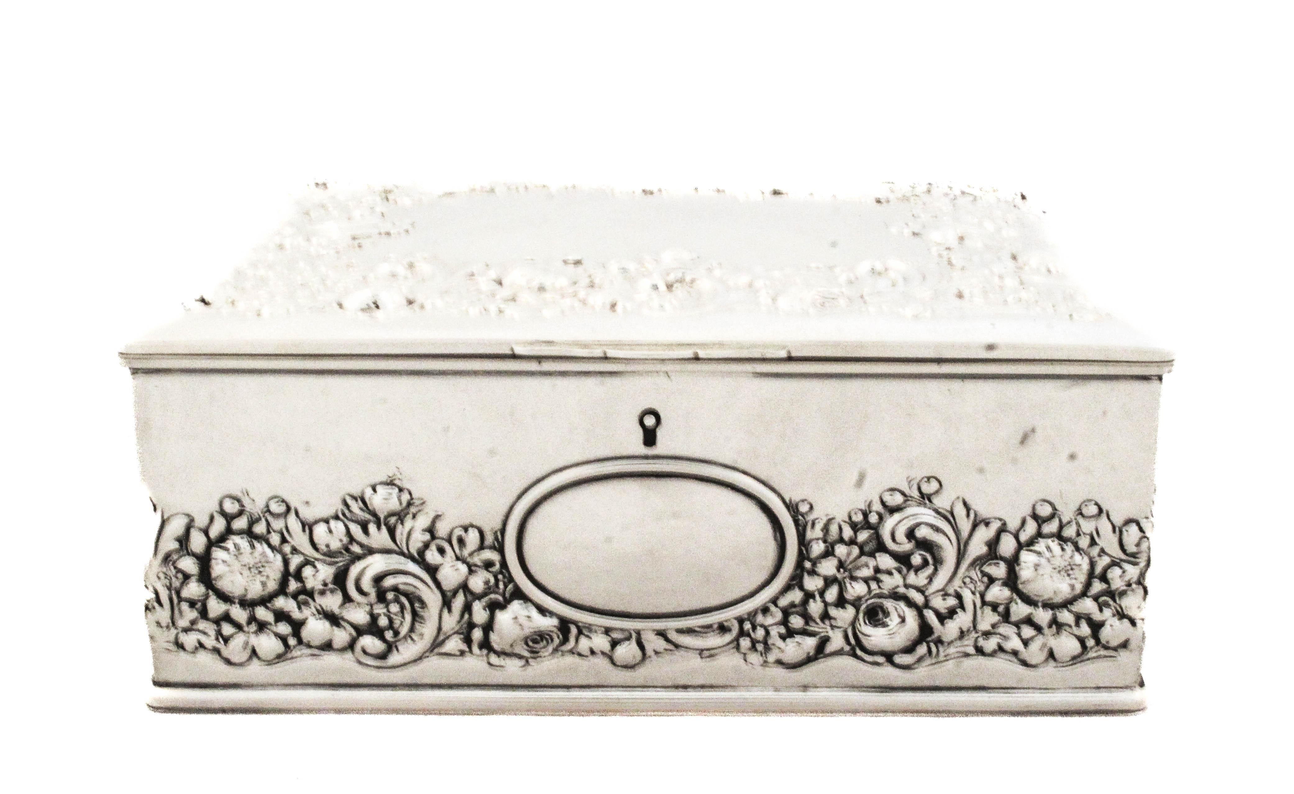 Siamo entusiasti di offrire questo portagioie in argento sterling che ha centoventicinque anni - circa 1900 (con marchio)!!!  Progettato e prodotto durante il periodo vittoriano, possiede tutta l'eleganza e la pomposità del vecchio mondo di