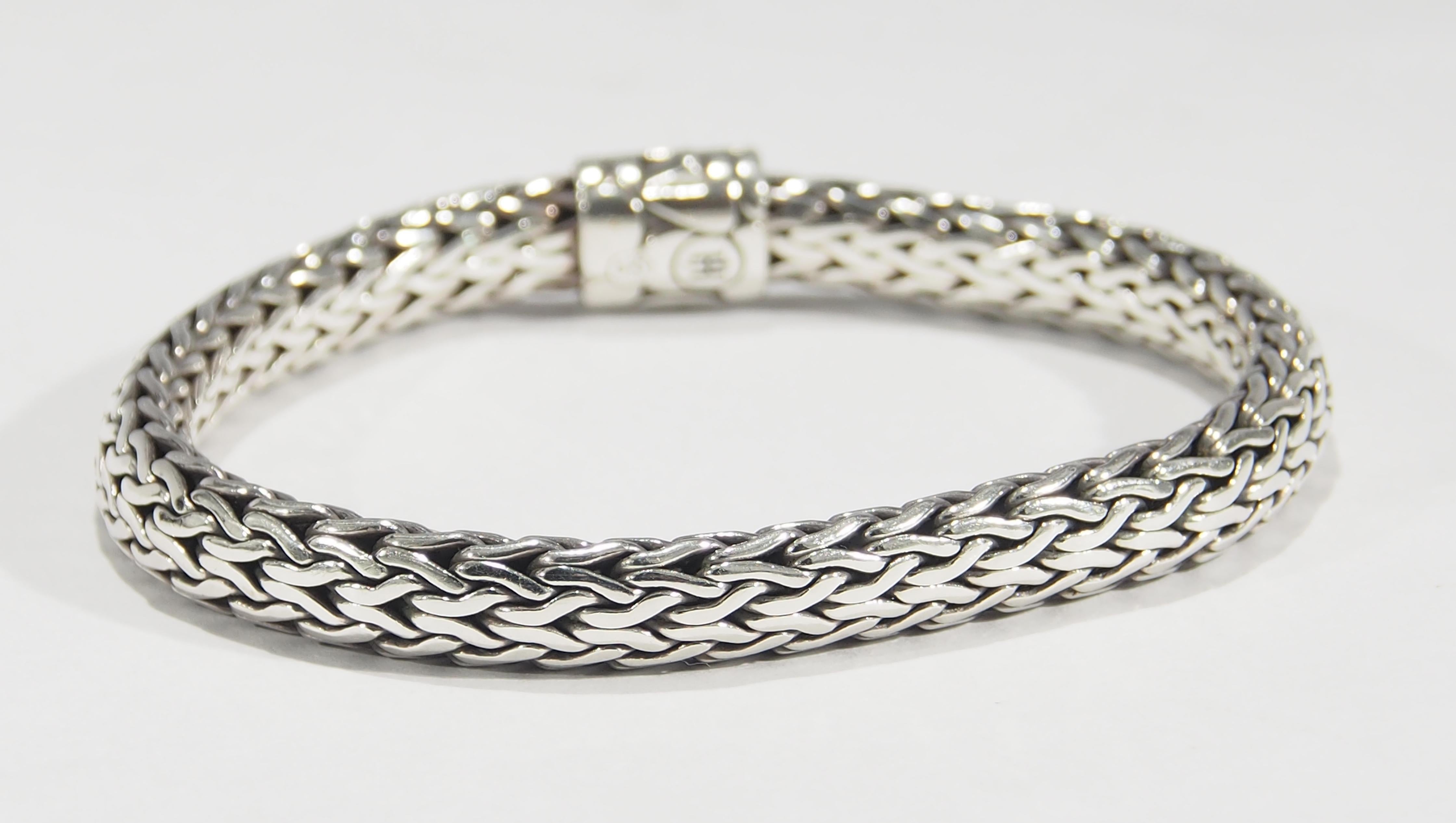 From the well known jewelry designer John Hardy, is his Sterling Silver Classic Chain Bracelet. Easily worn everyday, the bracelet is 6.5mm in width, 7 1/2 inches in length and has the signature Push Clasp. The Bracelet has the 