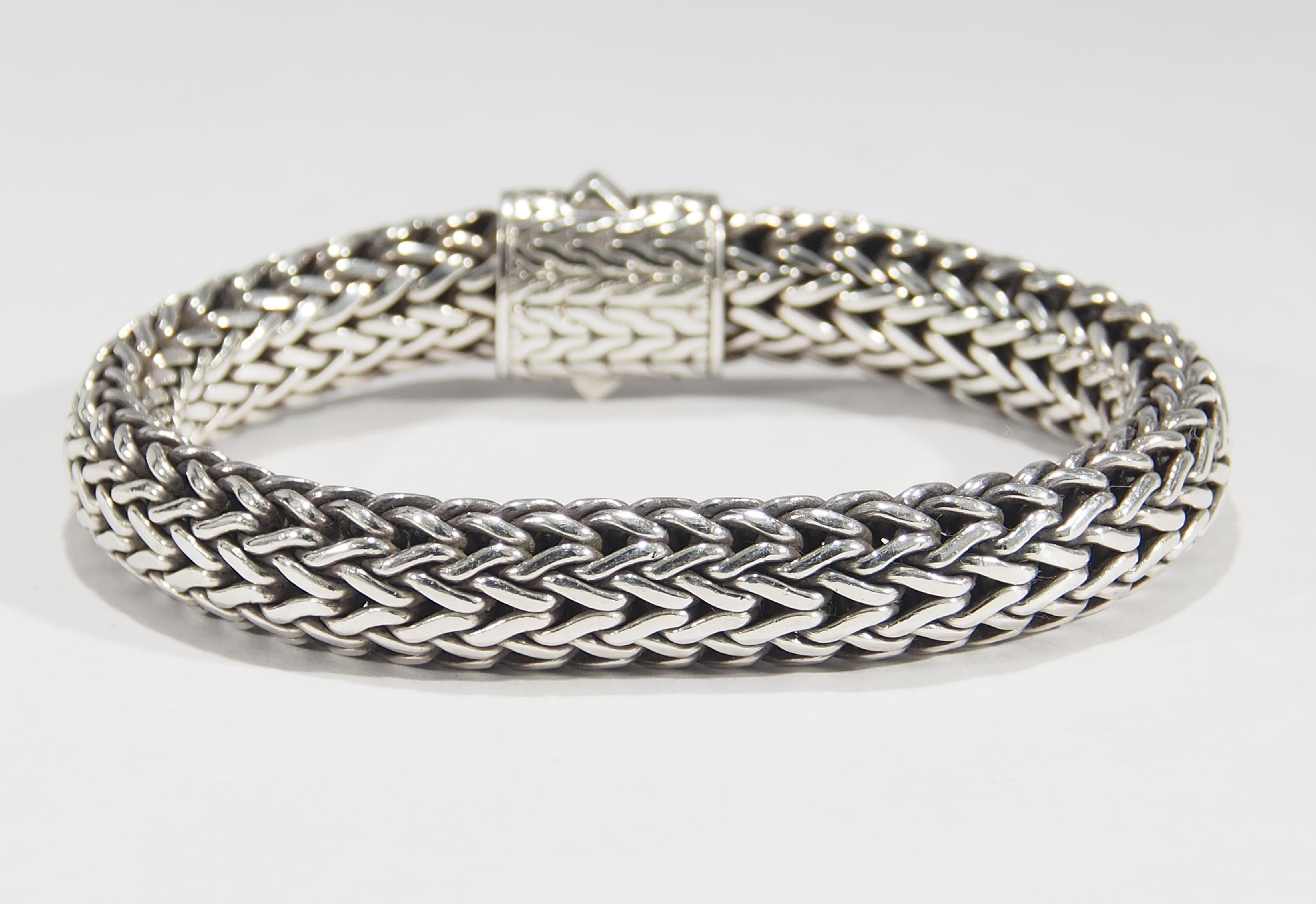 From the well known jewelry designer John Hardy, is his Sterling Silver Classic Chain Bracelet. Easily worn everyday, the bracelet is 10.5mm in width, 8 inches in length and has the signature Push Clasp. The Bracelet has the 