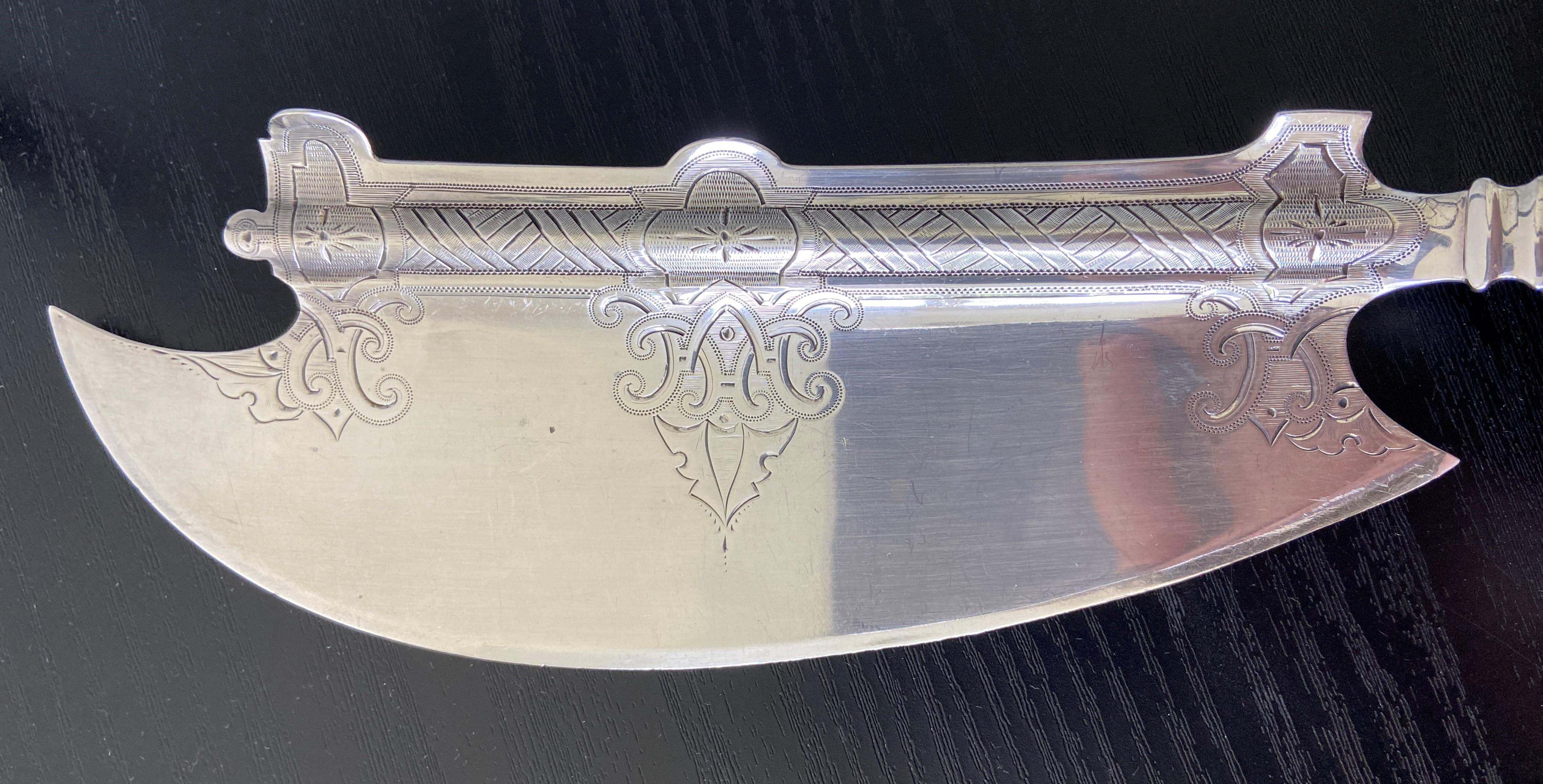 This stunning serving piece from the 