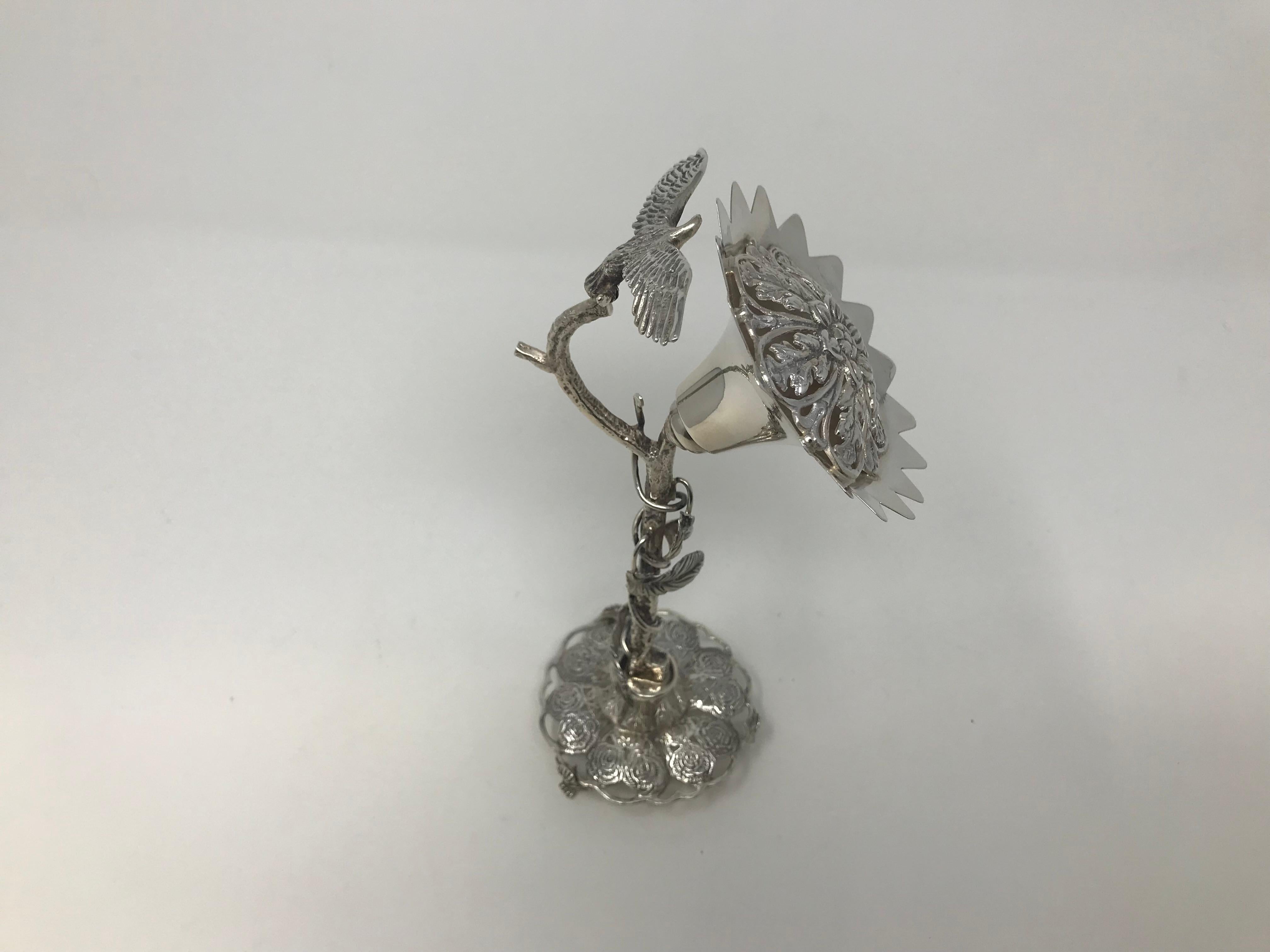 Scatola per spezie Besamin in argento massiccio con fiori e uccelli in vendita 1