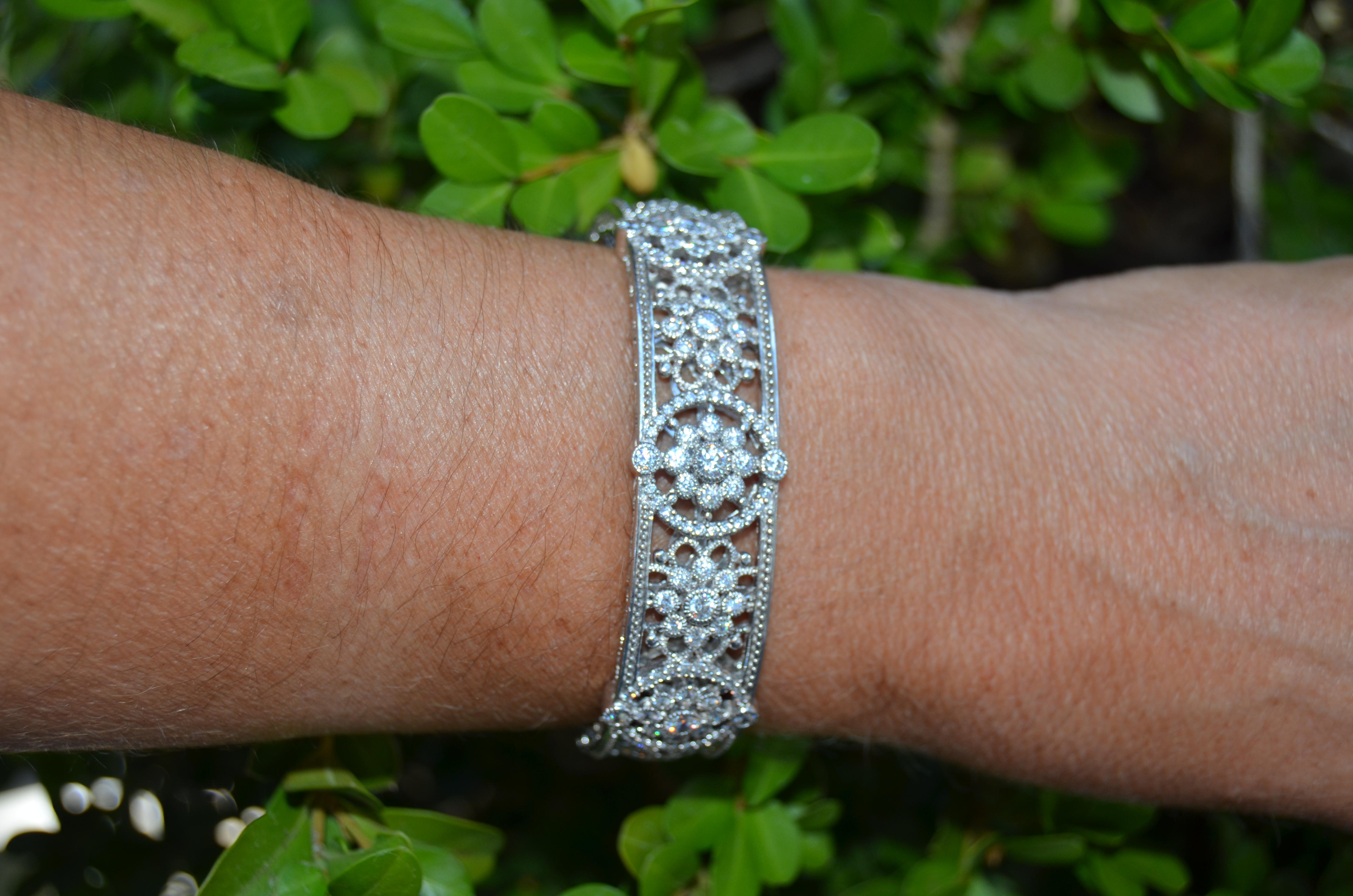 Dieses Armband ist aus massivem Sterling Silber gefertigt. Er ist mit vielen, vielen runden Steinen im Brillantschliff besetzt. Das Armband ist sehr gut verarbeitet. Das Design zeichnet sich durch offene Arbeiten an der Außen- und Innenseite aus. Um