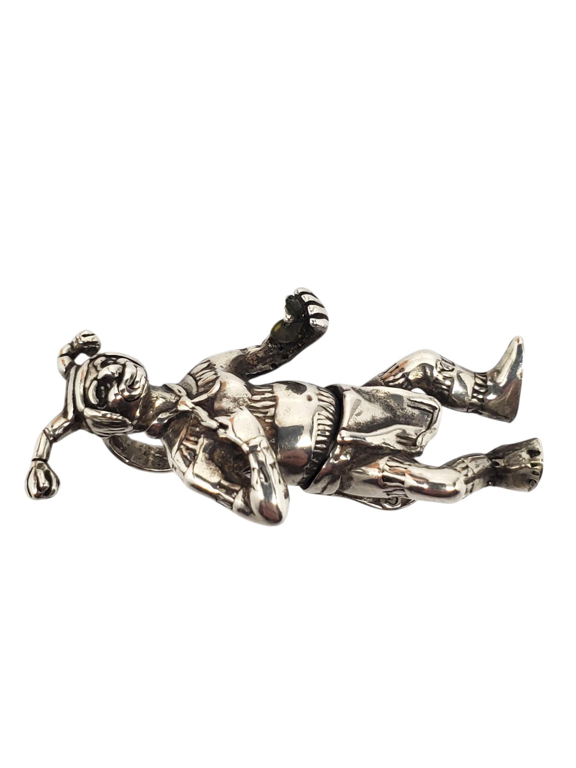 Ciondolo d'argento con danzatrice Kachina - A. Silver

Questo audace ciondolo a forma di danzatrice Kachina presenta dettagli intricati ed è ricco di simbolismo e patrimonio culturale, realizzato in argento sterling.

Dimensioni: 38 mm x 18,2 mm x