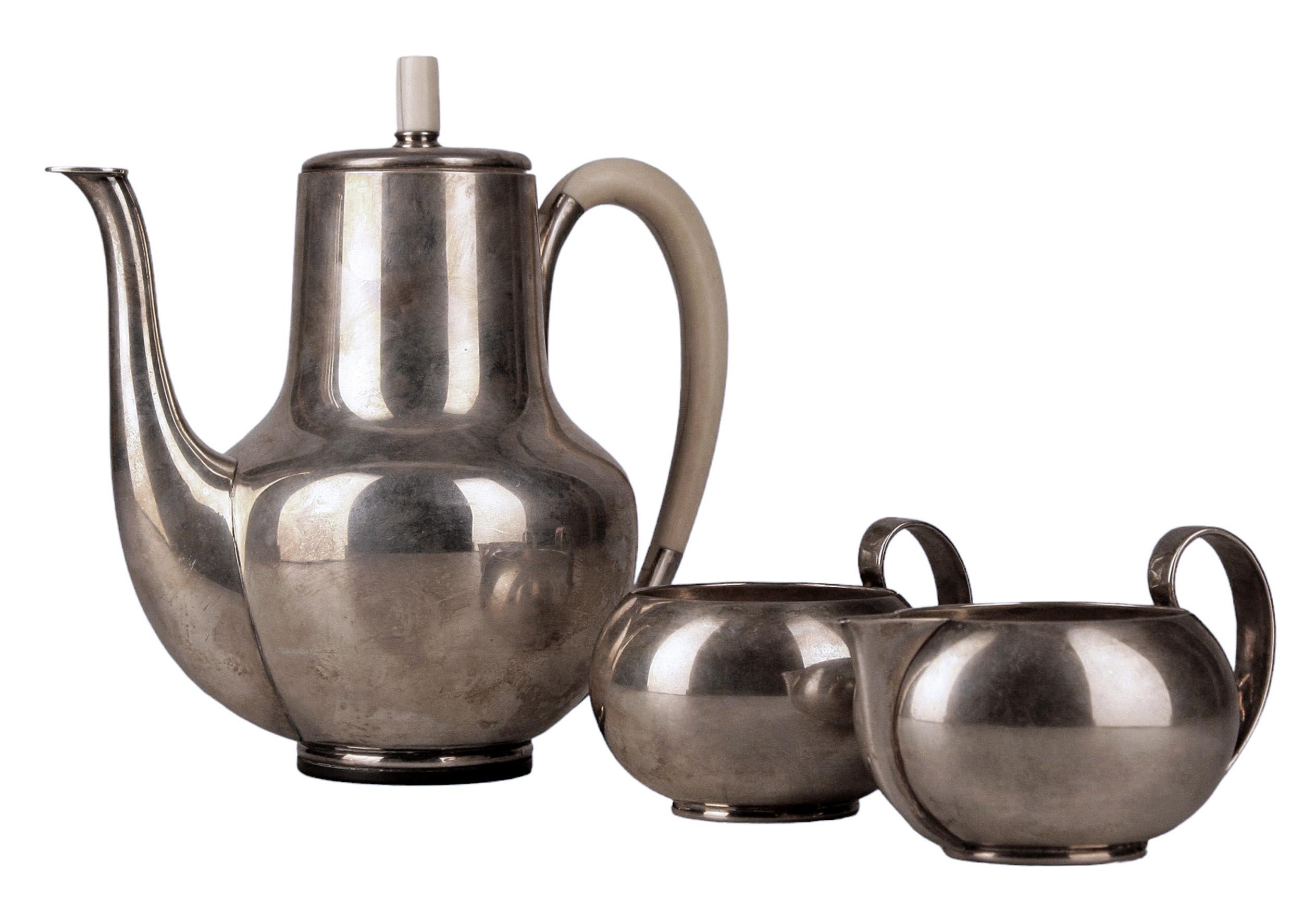 1930s Jugendstil sterling silver 3-pieces coffee and tea set: kettle/pot, creamer and sugar bowl designed by Svend Weihrauch for Frantz Hingelberg, Denmark

By: Frantz Hingelberg, Svend Weihrauch
Material: silver, sterling silver, metal,