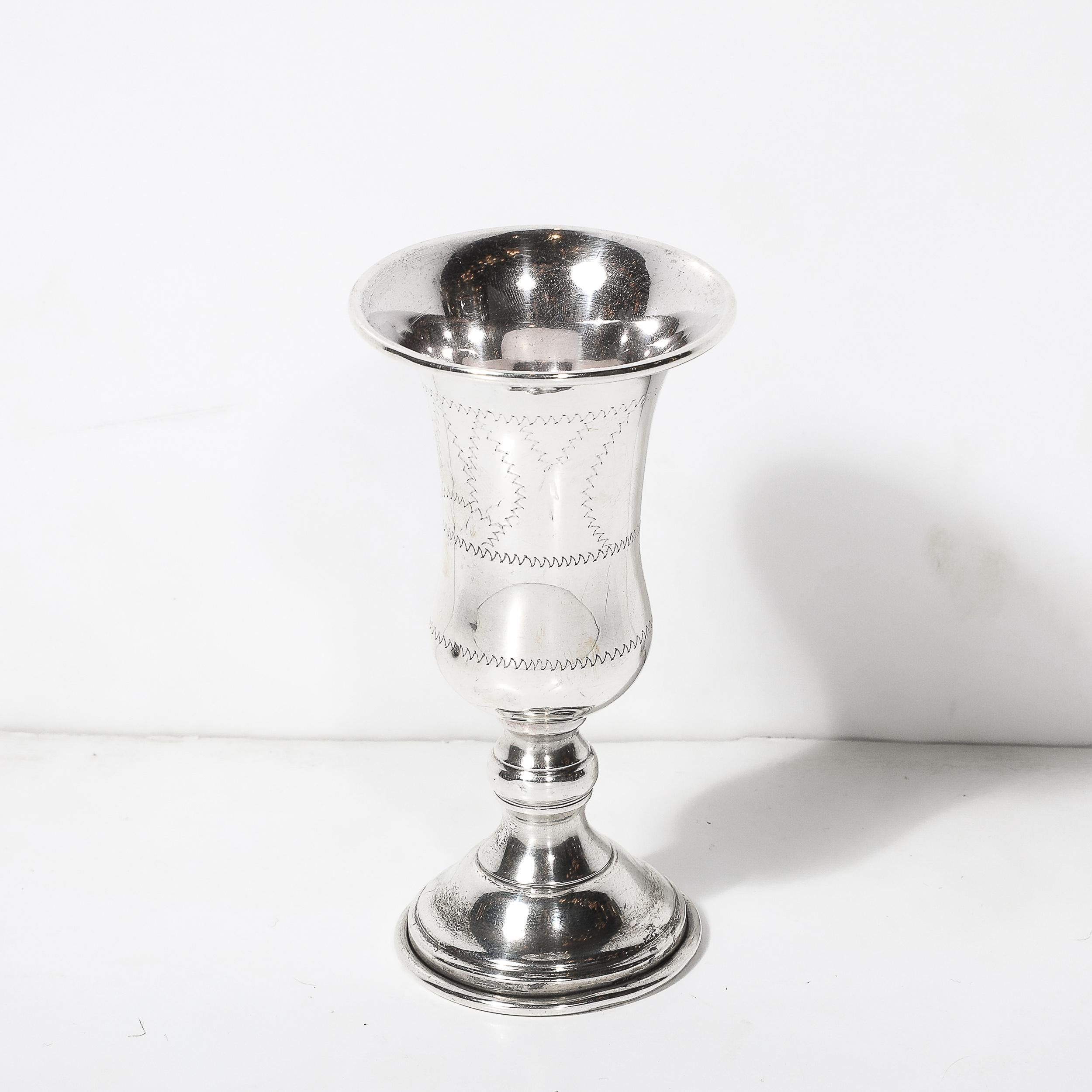 Copa de Kiddush de Plata de Ley con Detalles Lineales Labrados a Mano y Motivo de la Estrella de David Moderno de mediados de siglo en venta