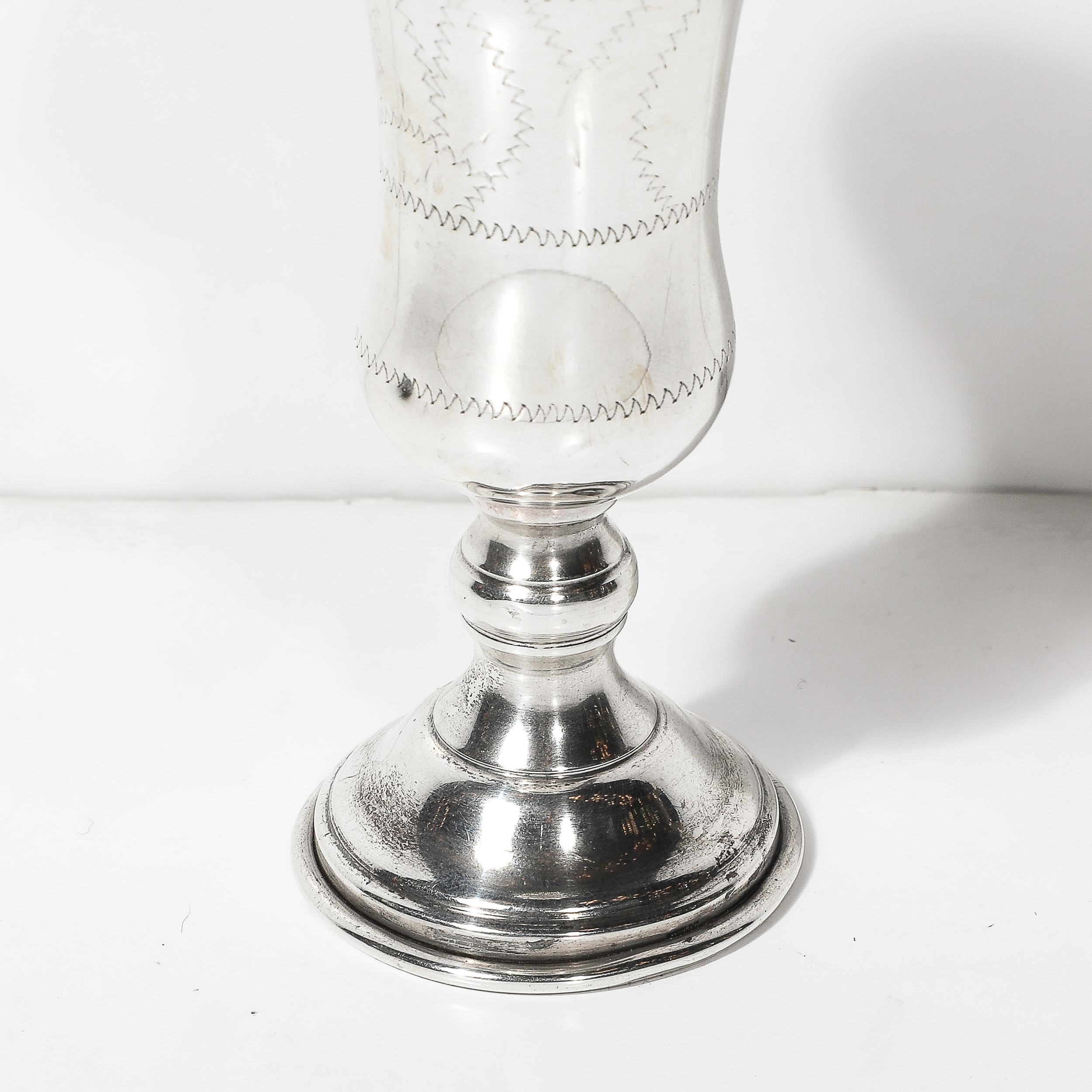 Copa de Kiddush de Plata de Ley con Detalles Lineales Labrados a Mano y Motivo de la Estrella de David Estadounidense en venta