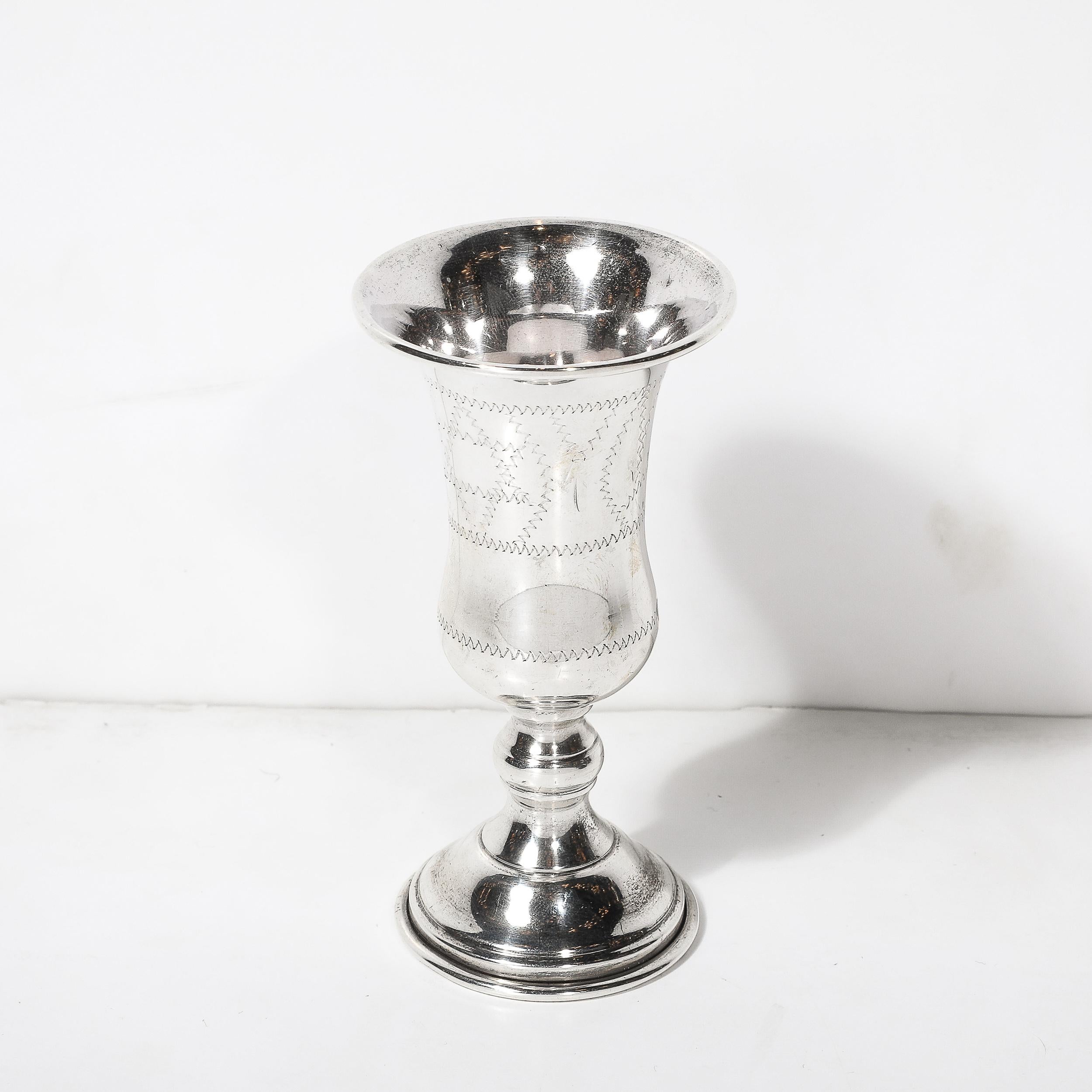 Copa de Kiddush de Plata de Ley con Detalles Lineales Labrados a Mano y Motivo de la Estrella de David mediados del siglo XX en venta
