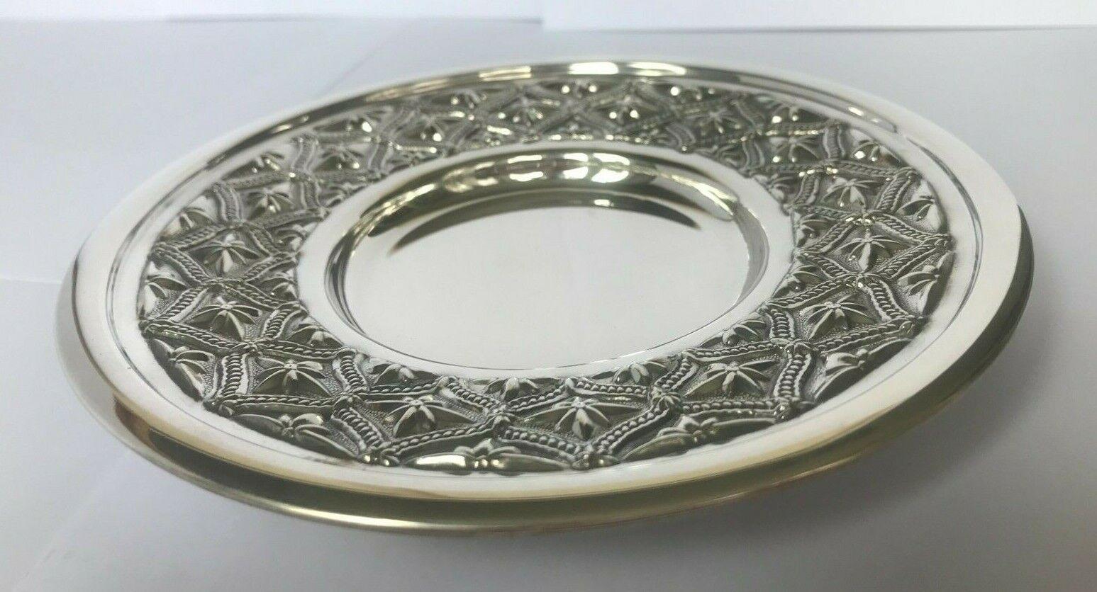 Assiette Kiddush en argent sterling de Hadad

En excellent état, il s'agit d'une très belle pièce.
L'entreprise familiale Hadad Brothers a été créée en 1964 et s'est spécialisée dans l'art de la fabrication d'objets en argent pur et d'objets