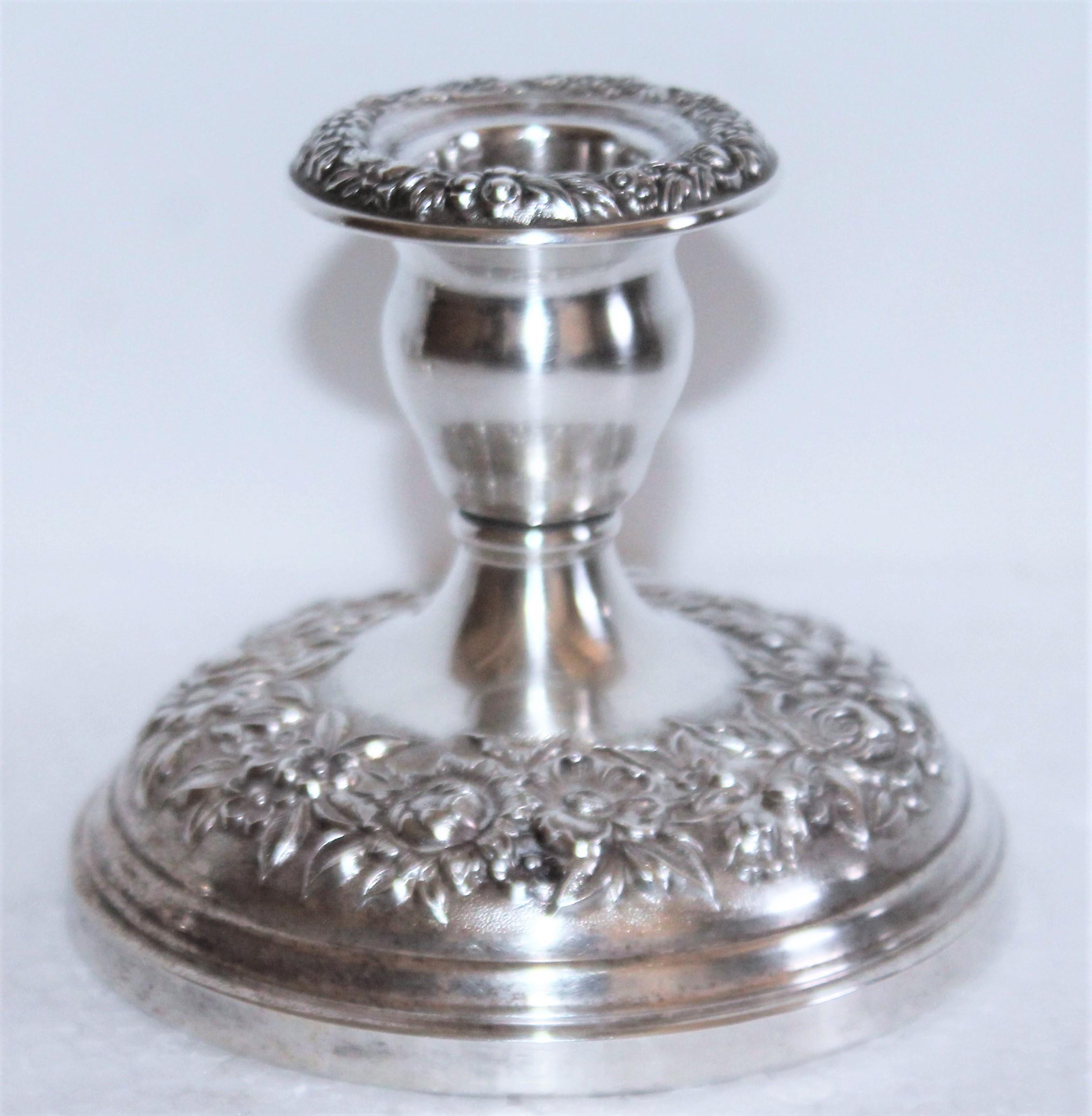 Bougeoirs Kirk & Sons en argent sterling signés & S Kirk & Sons bol en argent sterling. Motif repoussé en parfait état.
Mesures : Bougeoirs en argent sterling - 4,5 x 4
 Bol à baies en argent sterling - 5 x 1.