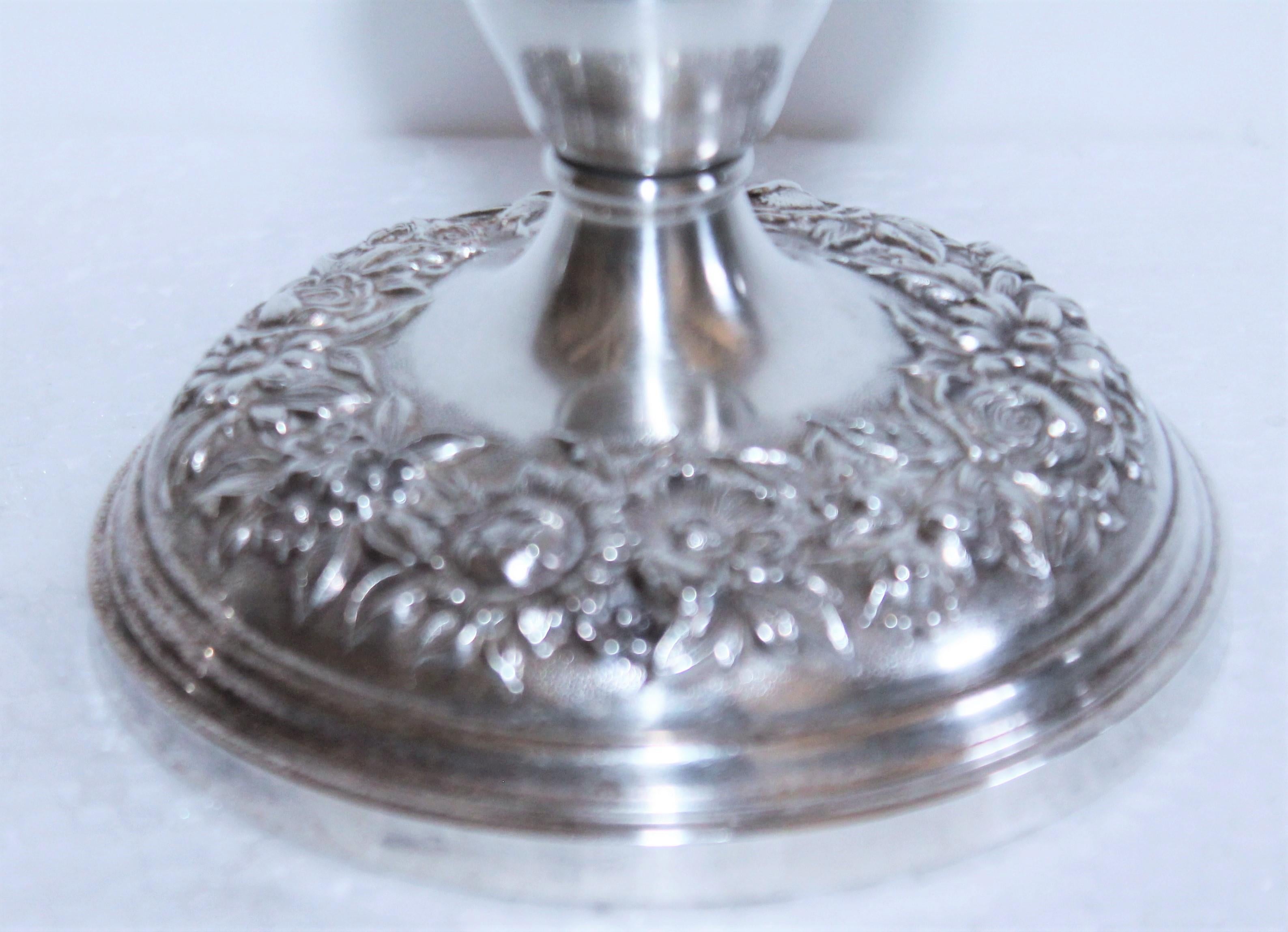 Portavelas y cuenco Kirk & Son de plata de ley repujada Rococó en venta