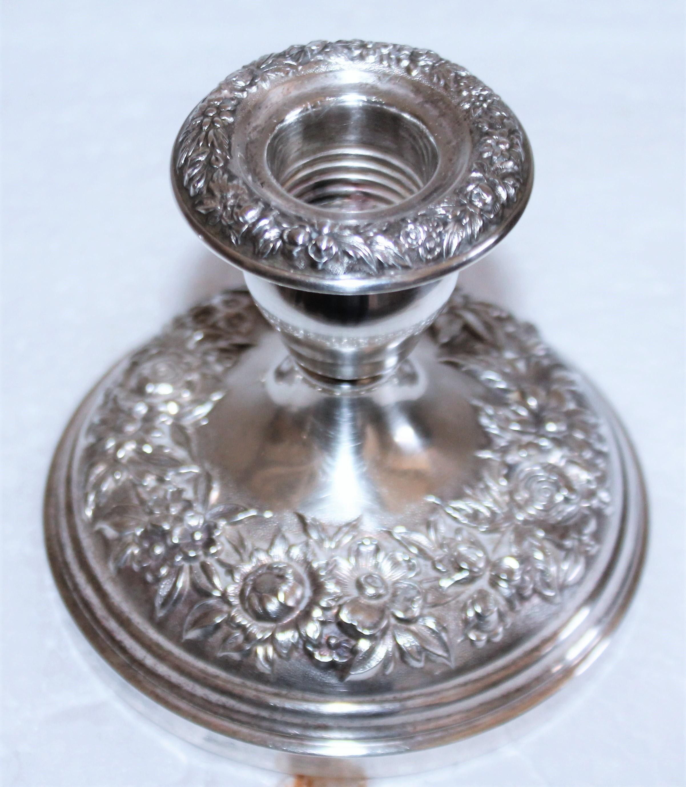 Portavelas y cuenco Kirk & Son de plata de ley repujada Estadounidense en venta
