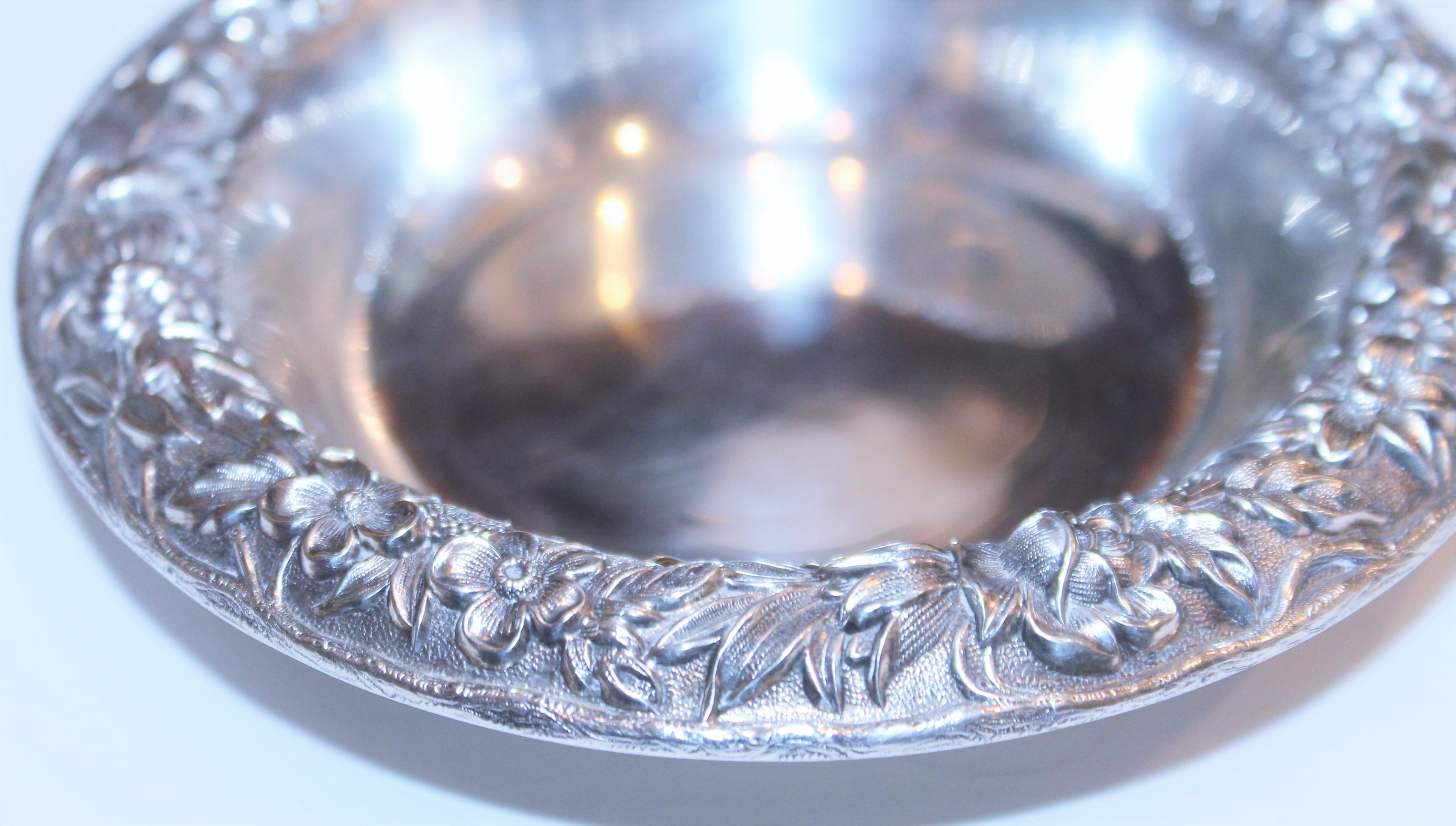 Portavelas y cuenco Kirk & Son de plata de ley repujada en venta 1