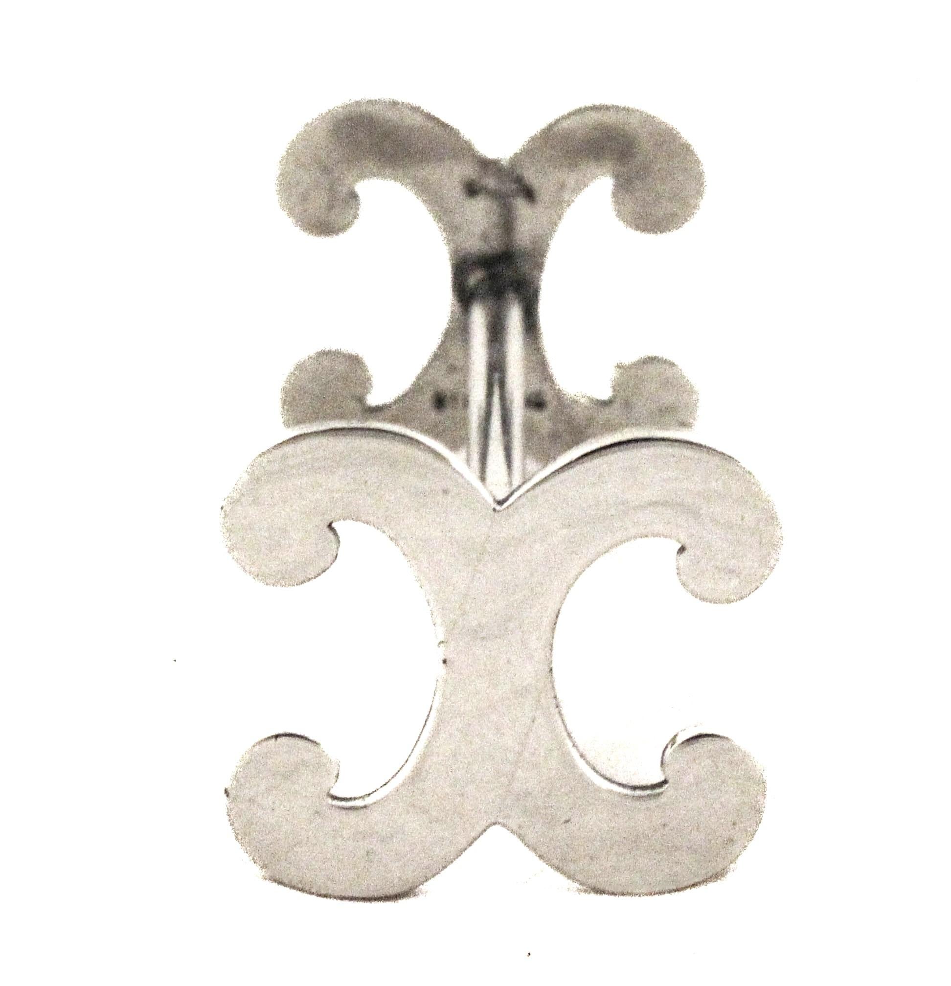 Un poggiacoltelli in argento sterling realizzato da Redlich Silver Co. è un raffinato esempio di argenteria americana della fine del XIX e dell'inizio del XX secolo.  
Linee morbide e moderne con finiture lucide, che riflettono il passaggio al