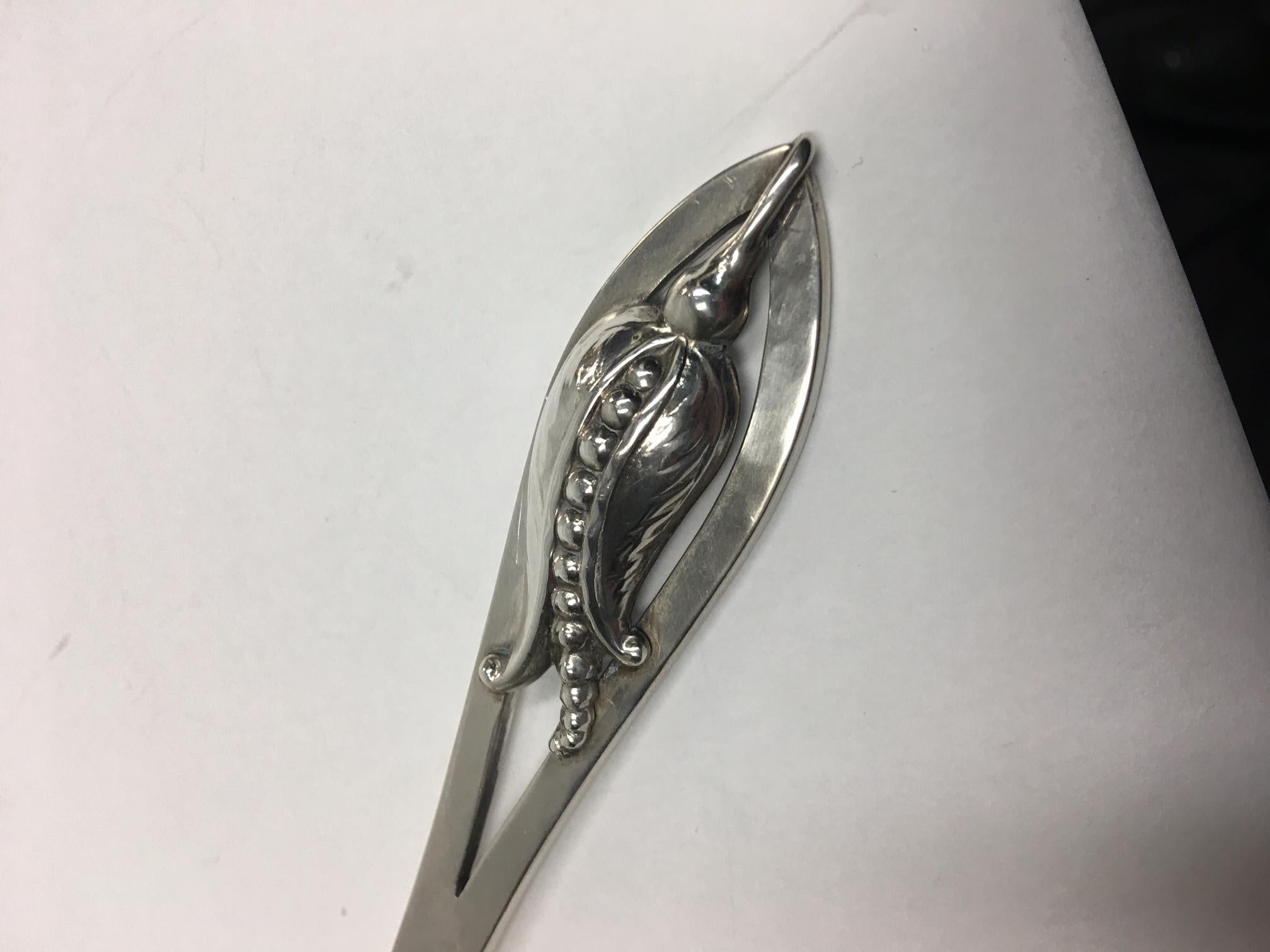 Carl Poul Petersen sterling silver sauce ladle in his iconic blossom corn flower pattern. Hand-hammered. Measuring approx. 7.75