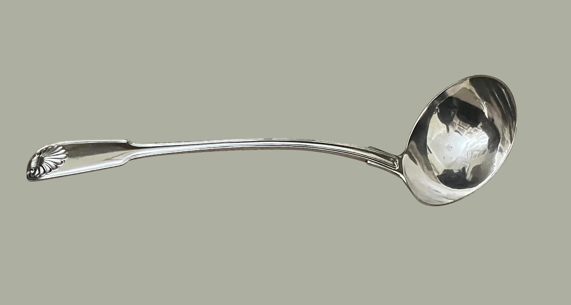 Une louche en argent sterling entièrement poinçonnée pour Londres et datée de 1817, réalisée par Paul Storr (1771-1844), l'un des deux plus célèbres orfèvres anglais de son époque. La louche pèse 274 grammes et présente le motif Fiddle and Shell.