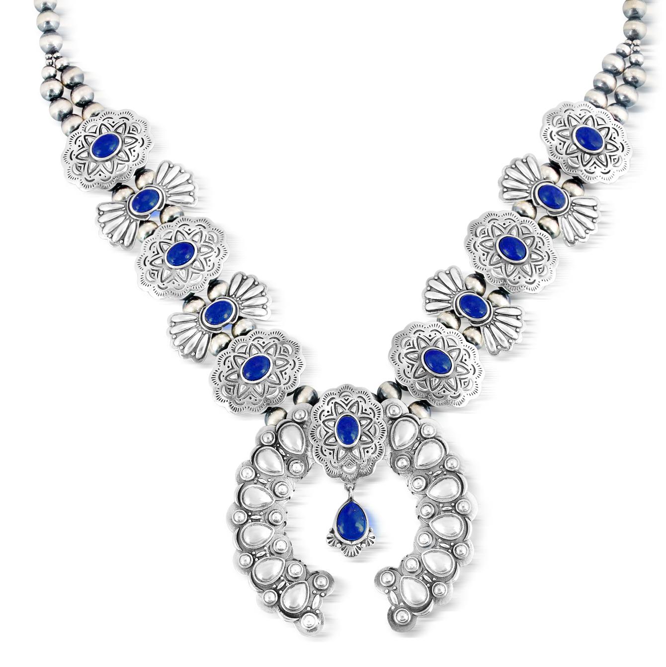 • Concha et stations papillon avec cabochon ovale en Lapis ; design naja central avec concha et pierres ovales en Lapis en forme de poire pendantes ; double rangée de perles rayées se graduant en une seule rangée ; finition oxydée
• Dimensions