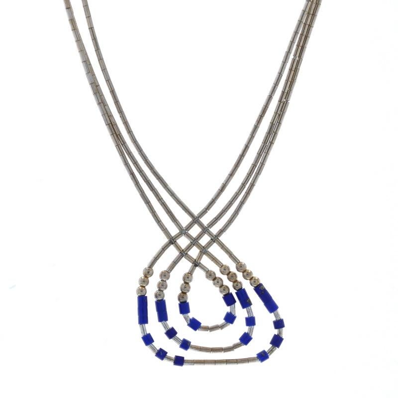 Contenuto del metallo: Argento Sterling

Informazioni su A. Stone
Lapislazzuli
Taglio: Perlina
Colore: blu

Stile: Perline a tre fili
Tema: Looping

Misure
Lunghezza: 15