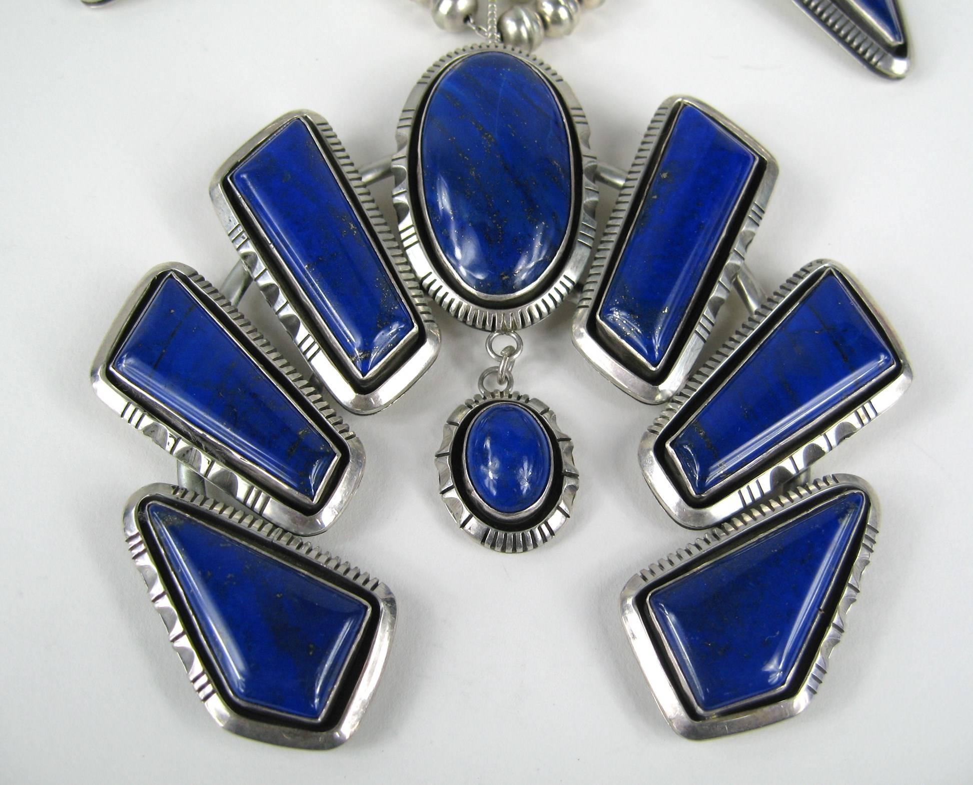 Non taillé Collier fleur de requin en argent sterling lapis-lazuli amérindien Navajo en vente