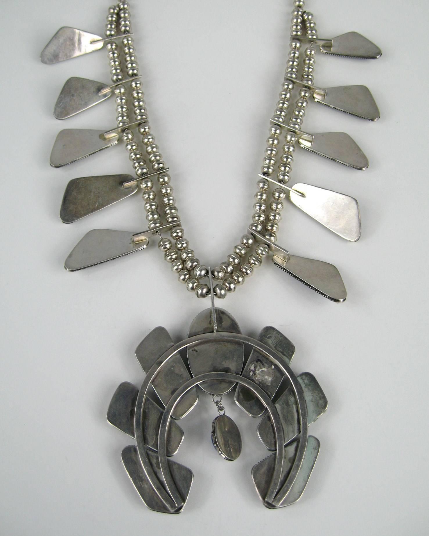 Collier fleur de requin en argent sterling lapis-lazuli amérindien Navajo en vente 1