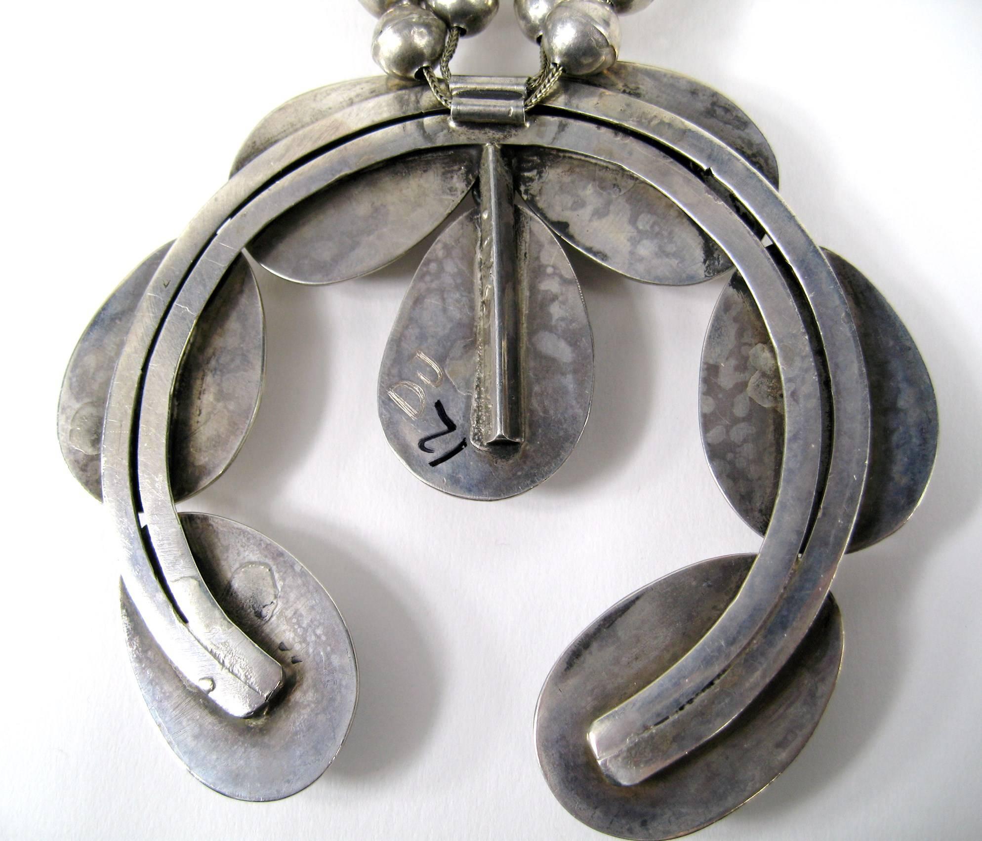 Collana con fiori di zucca in Lapis d'argento Navajo  Nativi americani in vendita 4