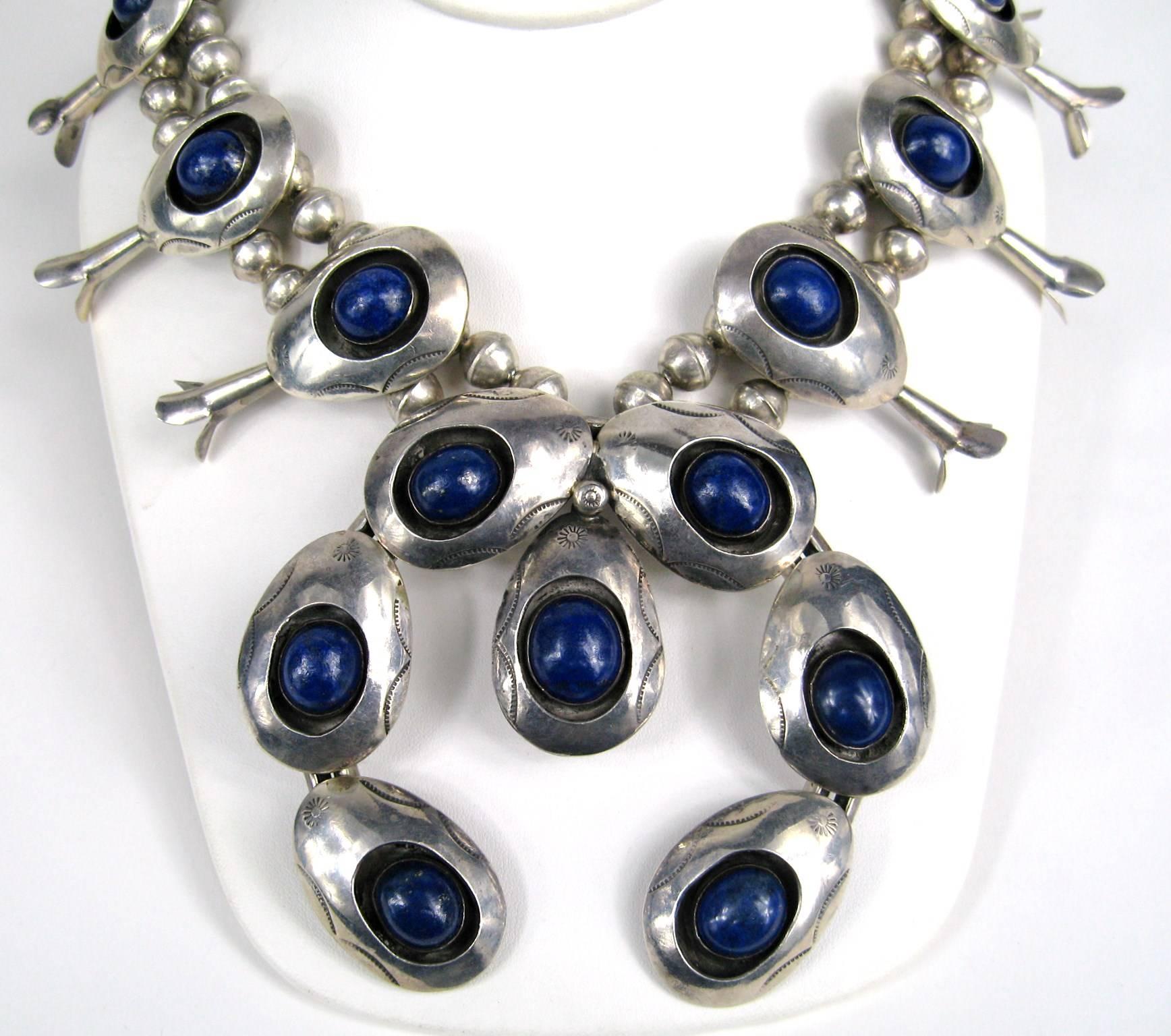 Nativo americano Collana con fiori di zucca in Lapis d'argento Navajo  Nativi americani in vendita