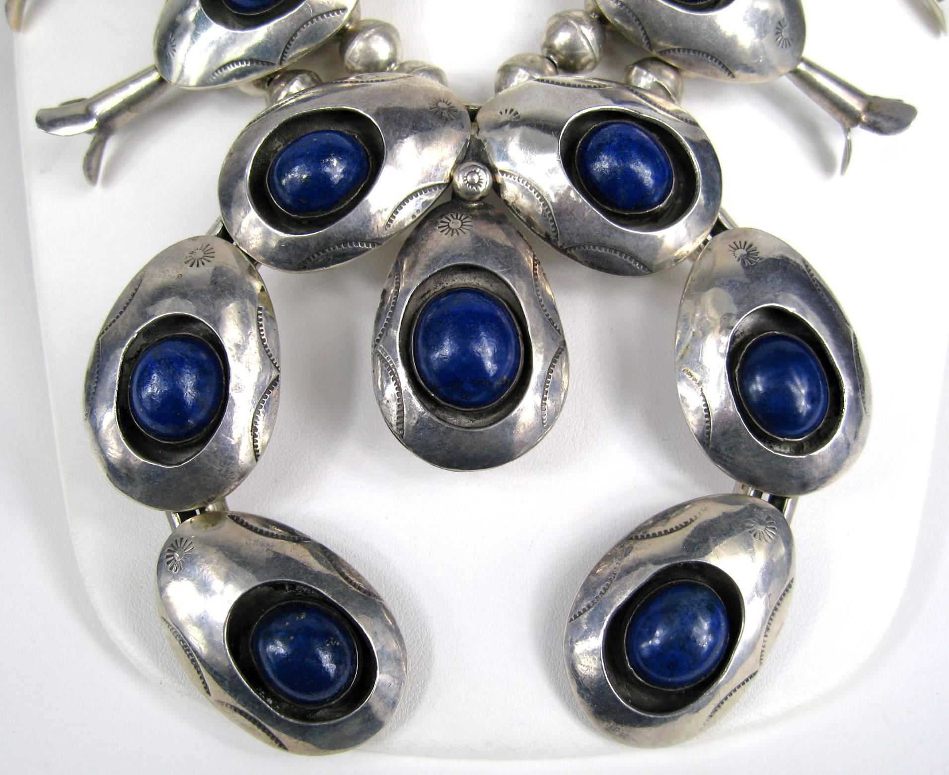 Taglio ovale Collana con fiori di zucca in Lapis d'argento Navajo  Nativi americani in vendita
