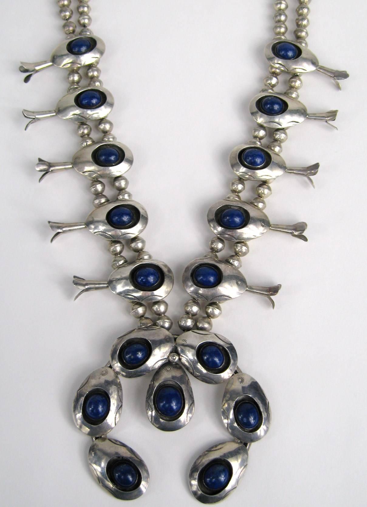 Collana con fiori di zucca in Lapis d'argento Navajo  Nativi americani In condizioni buone in vendita a Wallkill, NY