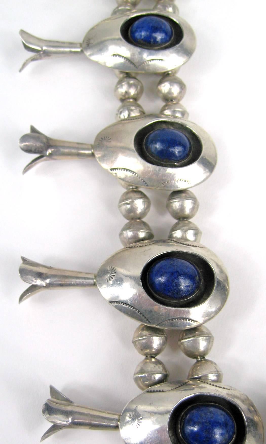 da uomo o donna Collana con fiori di zucca in Lapis d'argento Navajo  Nativi americani in vendita