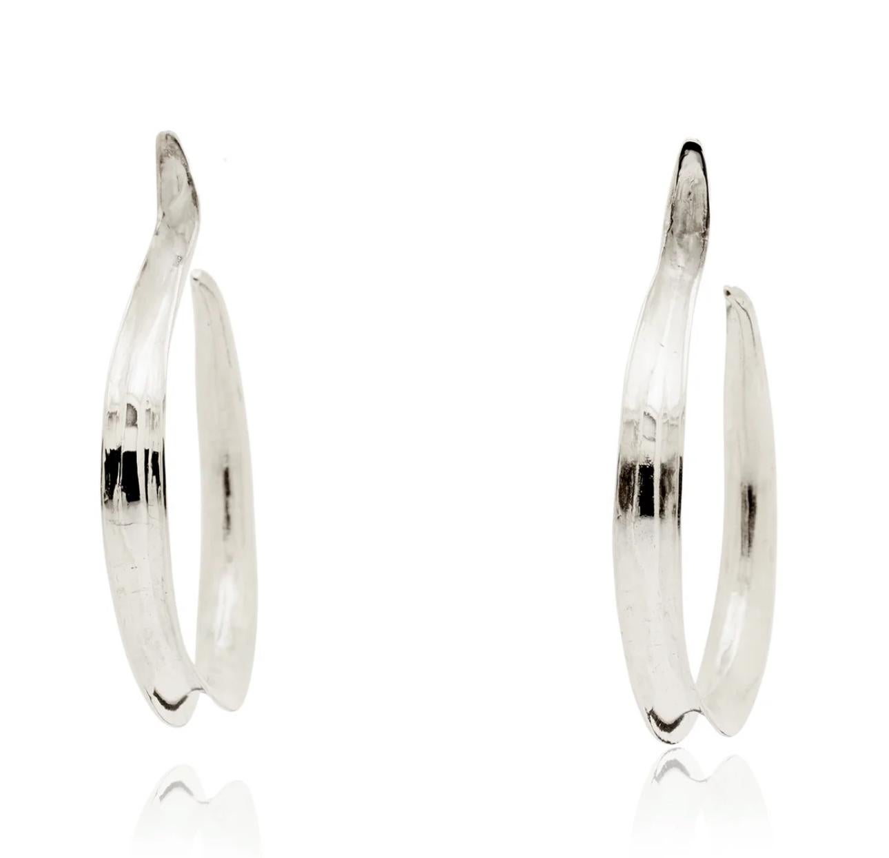 Moderno Orecchini a cerchio Kiki grandi in argento Sterling di Ariana Boussard-Reifel in vendita