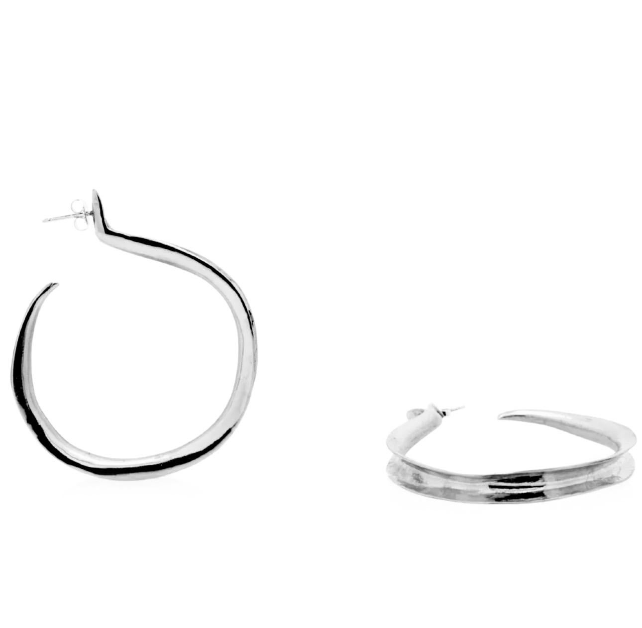 da uomo o donna Orecchini a cerchio Kiki grandi in argento Sterling di Ariana Boussard-Reifel in vendita