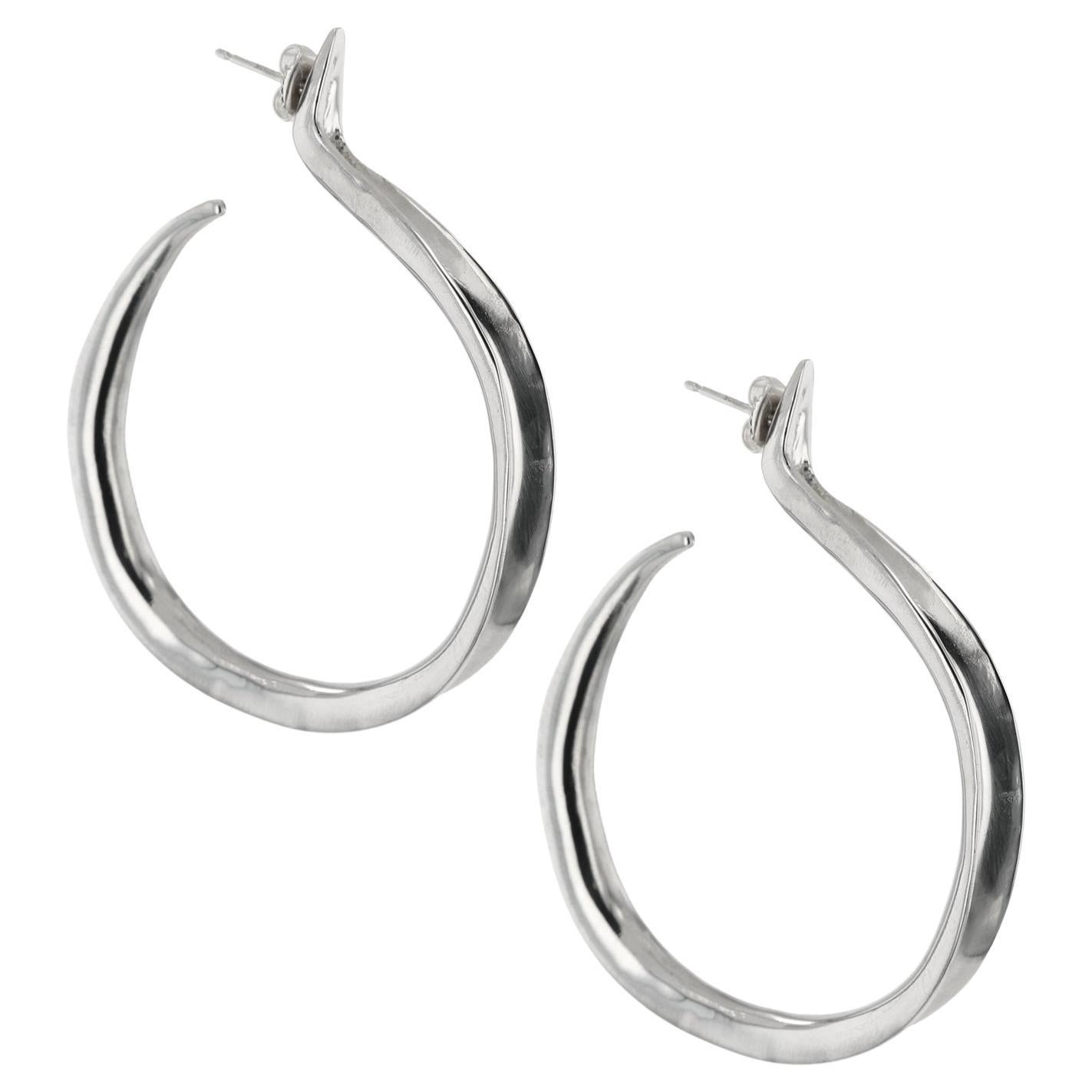 Orecchini a cerchio Kiki grandi in argento Sterling di Ariana Boussard-Reifel in vendita