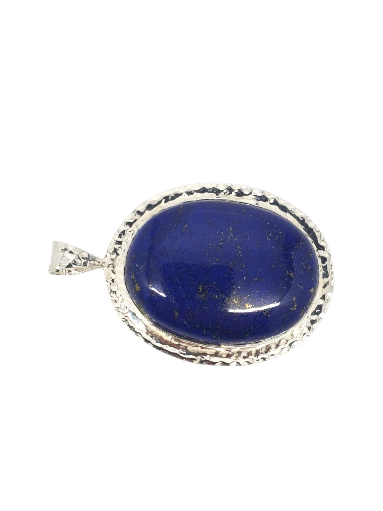 Ciondolo in Lapislazzuli in argento sterling 

Questo audace ciondolo presenta una pietra ovale di lapislazzuli di colore blu intenso (39 mm x 29 mm) con una grande coda incastonata in una cornice in argento sterling martellato.

Dimensioni: 2 3/8