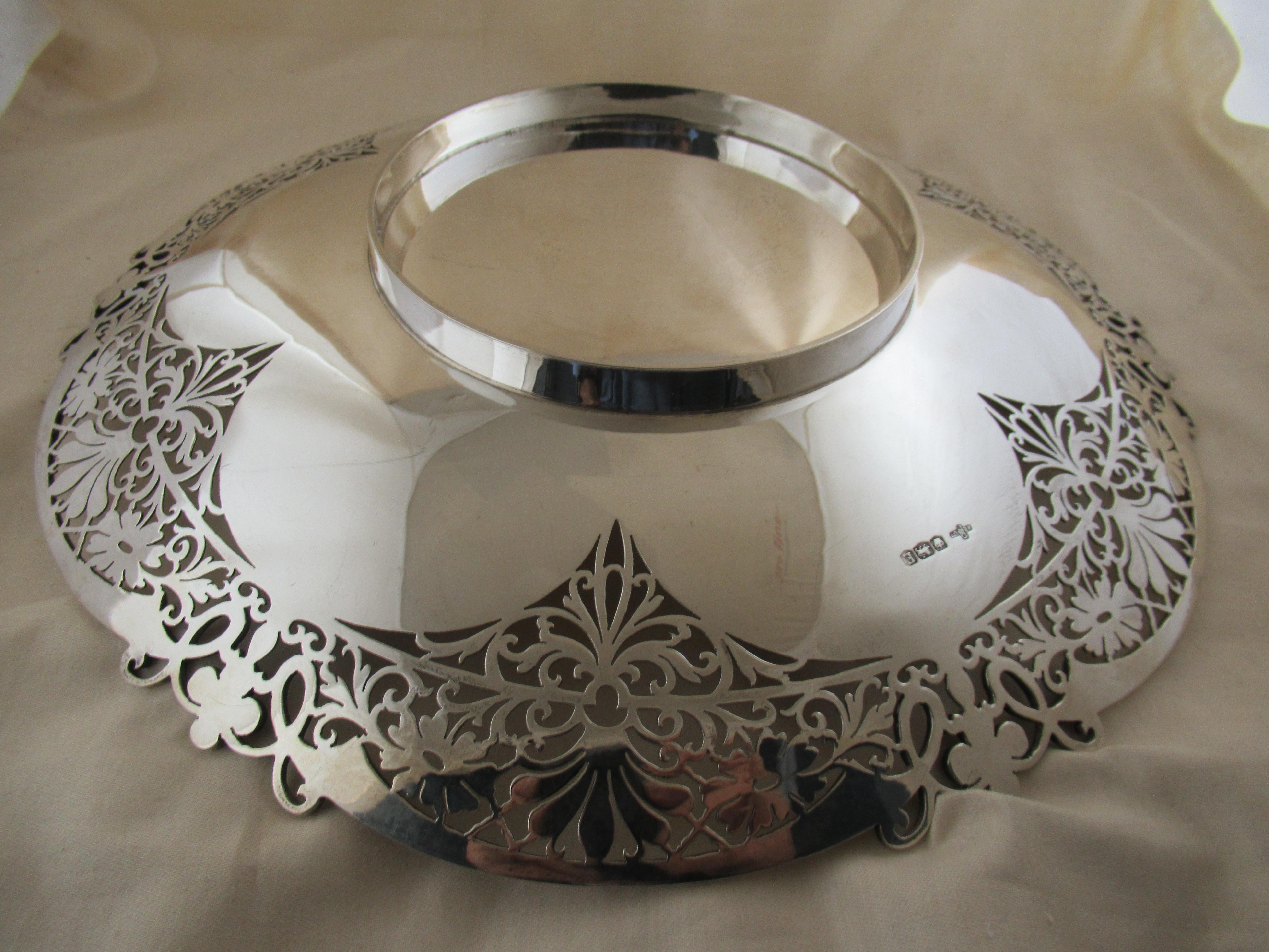 English Sterling Silver LARGE SHALLOW PLATTER or FRUIT BOWL Hallmarked:- SHEFFIELD 1947 For Sale