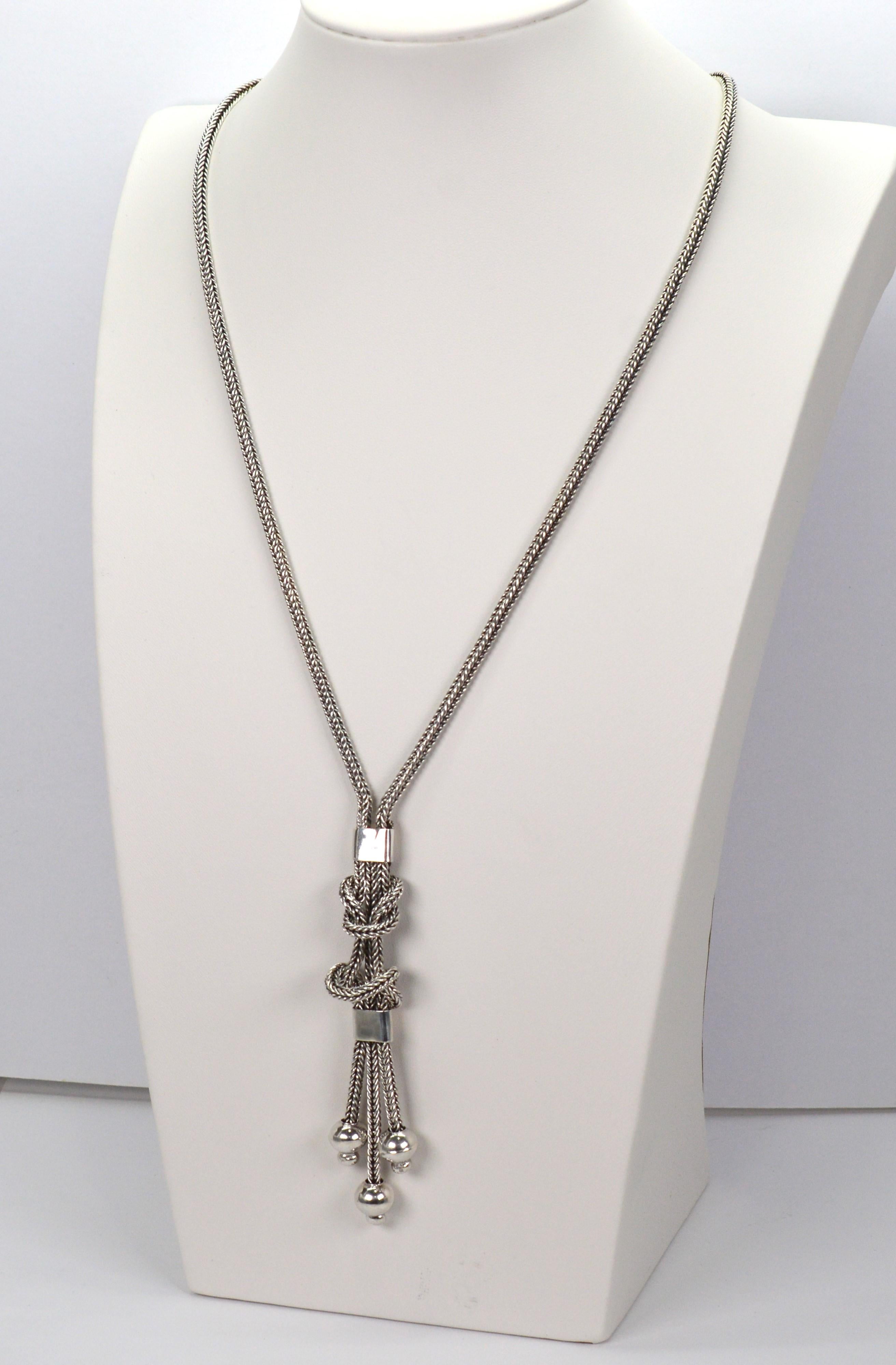 L'argento sterling dona il massimo impatto a questa classica collana in stile lariat. Questa attraente catena di grano da 30 pollici misura 24 pollici fino a uno 